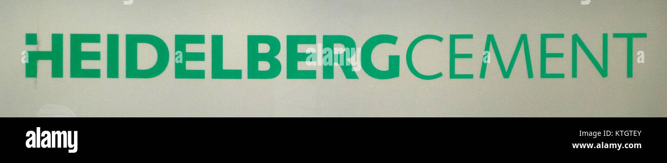 Il cartello Heidelberg Cement del 2012 evidenzia il marchio e la presenza dell'azienda nel settore delle costruzioni e dei materiali. Heidelberg Cement è un produttore leader a livello mondiale di cemento e calcestruzzo pronto all'uso, noto per i suoi sforzi di innovazione e sostenibilità nei materiali da costruzione. Foto Stock