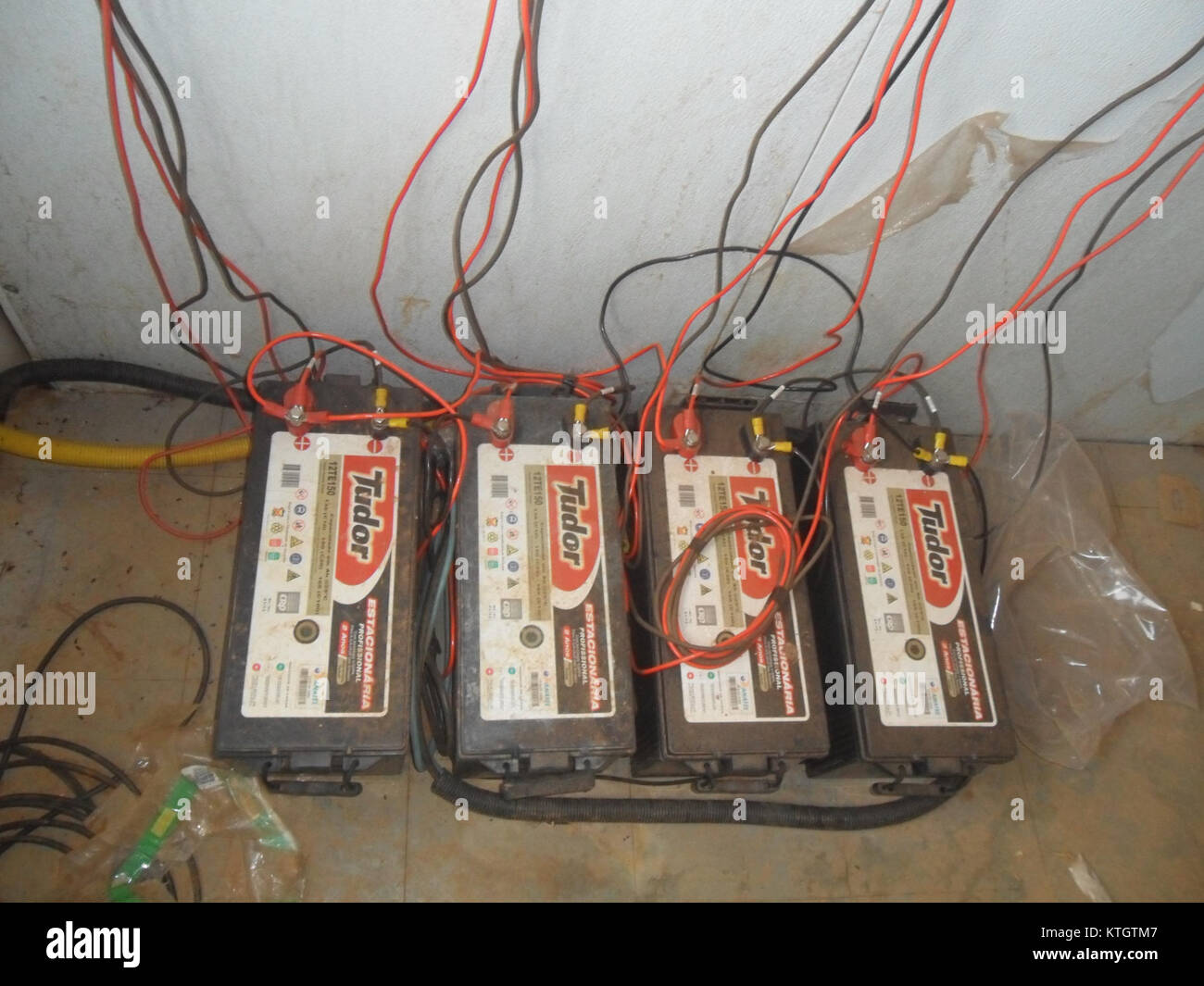 Una batteria, una fonte di alimentazione essenziale utilizzata in varie applicazioni, tra cui elettronica, veicoli e dispositivi. Foto Stock