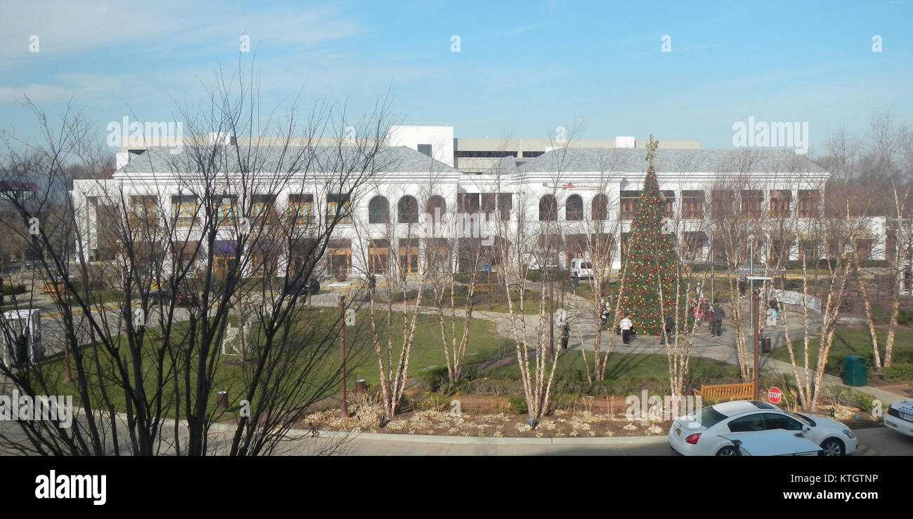 Atlas Shops a Glendale si riferisce a un luogo che potrebbe essere stato un complesso commerciale o commerciale, forse nell'area di Glendale. Occorre un contesto più ampio per definirne il significato storico o culturale. Foto Stock