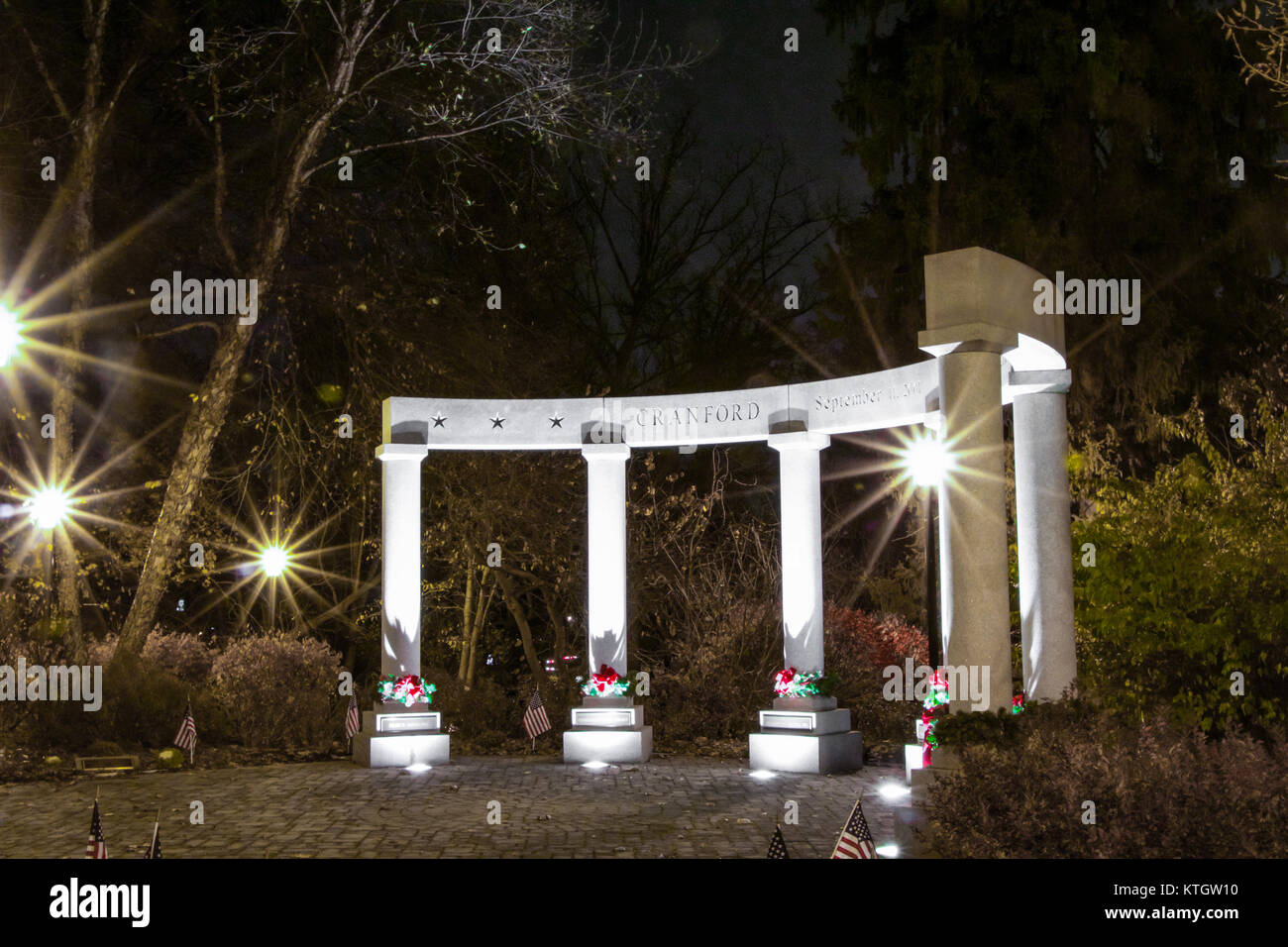 Esterno notturno di stock foto del monumento commemorativo degli attacchi dell'11 settembre a Cranford, New Jersey in Union County Foto Stock