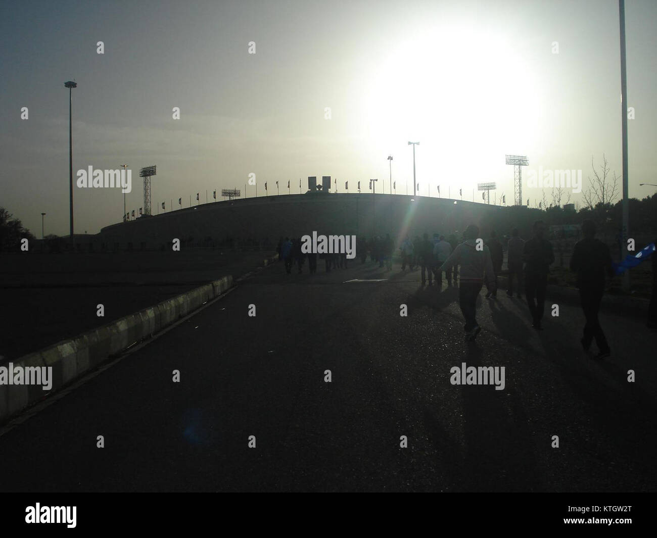 L'Azadi Stadium di Teheran, Iran, è una delle principali strutture sportive. Noto per ospitare eventi su larga scala, tra cui partite di calcio, è uno degli stadi più grandi dell'Asia, che riflette la cultura e le infrastrutture sportive della regione. Foto Stock