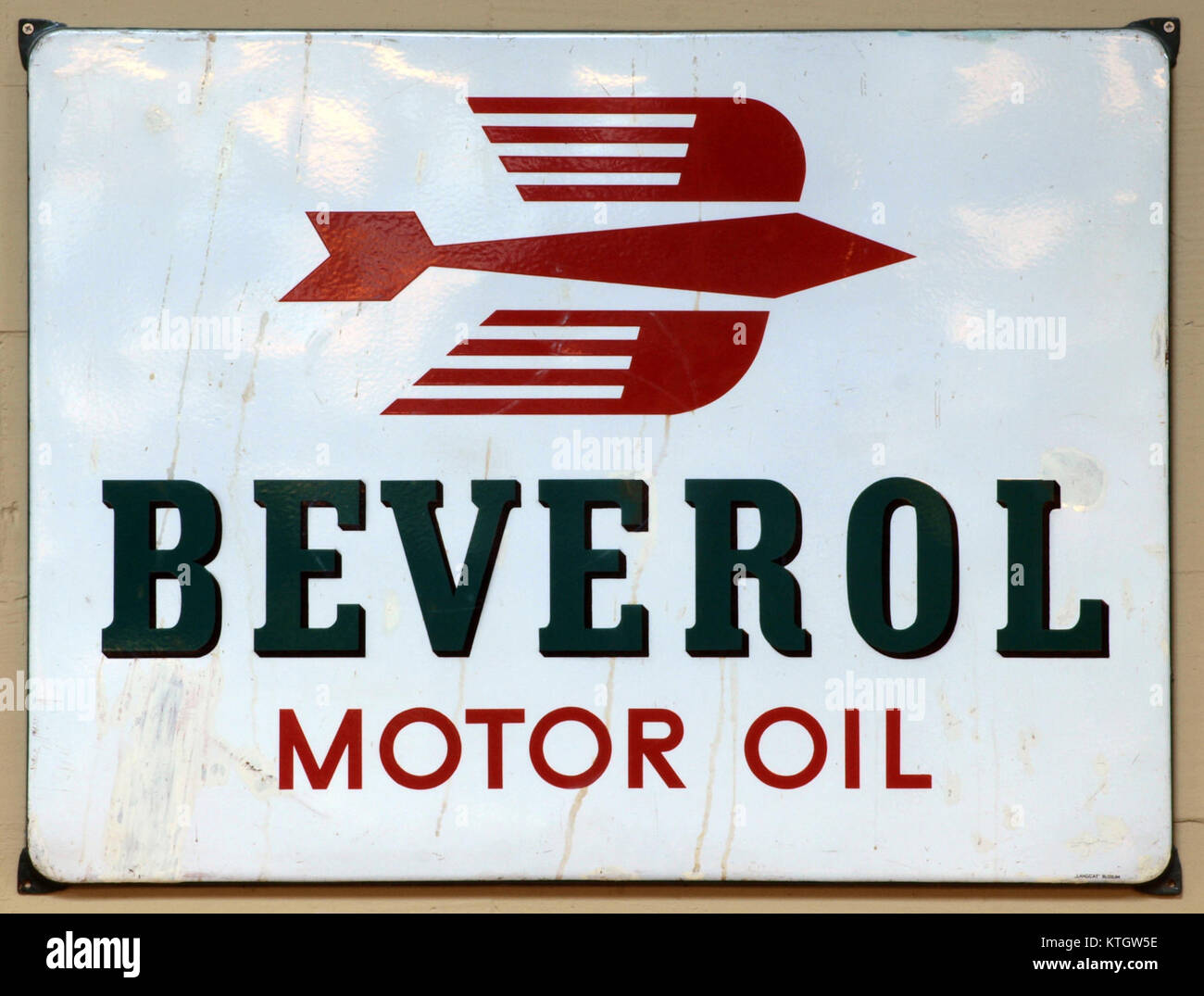 Questo cartello pubblicitario in smalto del Den Hartog Ford Museum mostra l'olio motore Beverol, che riflette la storia automobilistica e il design pubblicitario durante la metà del XX secolo. Foto Stock