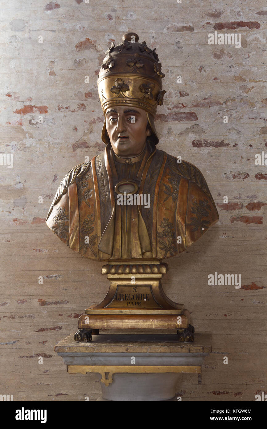 La Basilica di Saint Sernin a Tolosa, in Francia, è nota per la sua architettura romanica. Questo busto di Papa Gregorio i è una delle opere artistiche più significative della chiesa, che ne sottolinea l'importanza storica e religiosa. Foto Stock