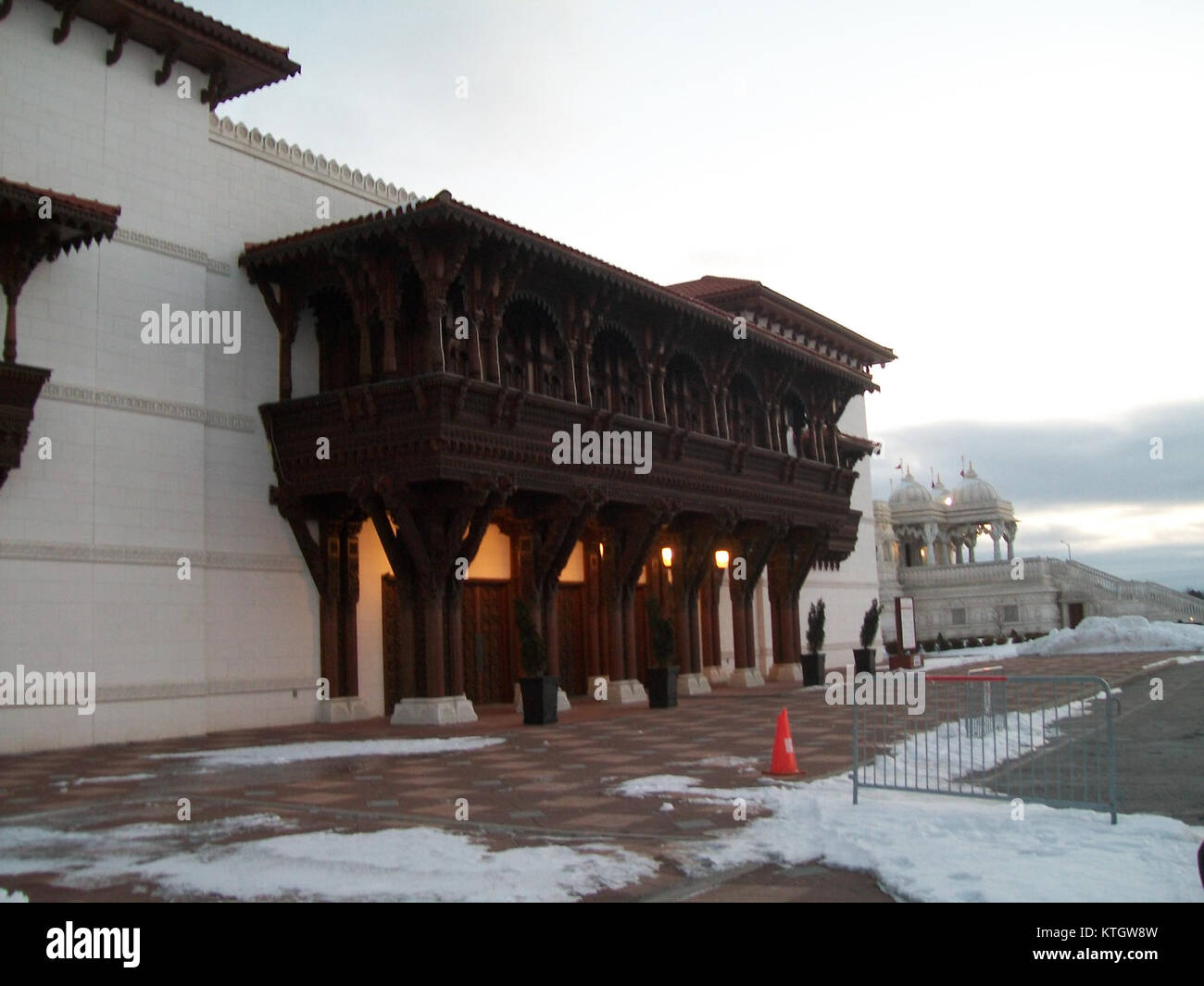 Il BAPS Shri Swaminarayan Mandir a Toronto è un complesso di templi indù che include il tempio principale e un haveli. Il tempio è noto per le sue intricate incisioni, il significato culturale e il ruolo nella comunità indù locale. Foto Stock Il BAPS Shri Swaminarayan Mandir a Toronto è un complesso di templi indù che include il tempio principale e un haveli. Il tempio è noto per le sue intricate incisioni, il significato culturale e il ruolo nella comunità indù locale. Foto Stock
