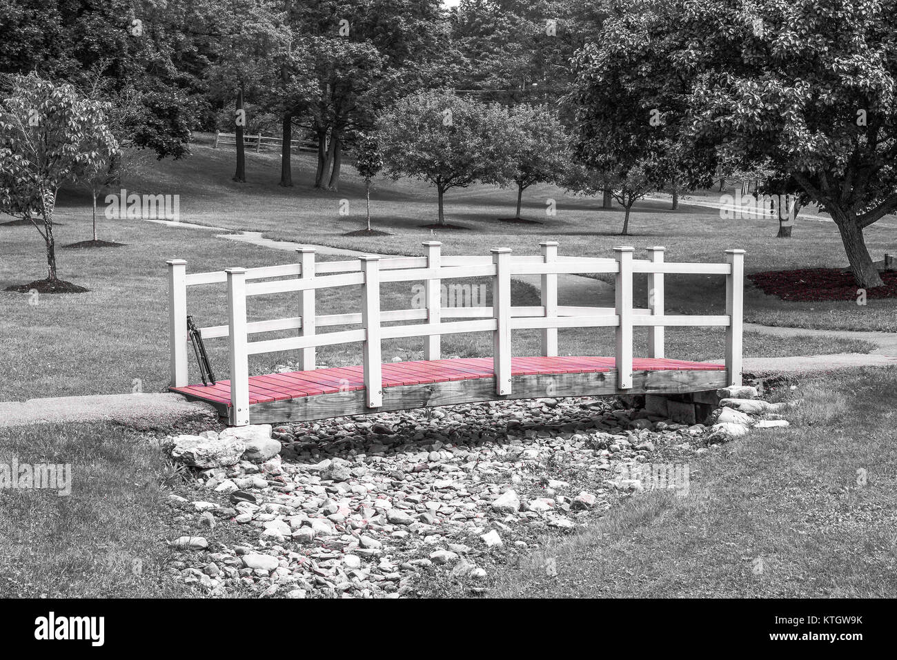 Bianco e nero monocolore ponte in legno sul letto asciutto del torrente di roccia e brookstone al Lago Verde in Orchard Park, New York in Erie County Foto Stock