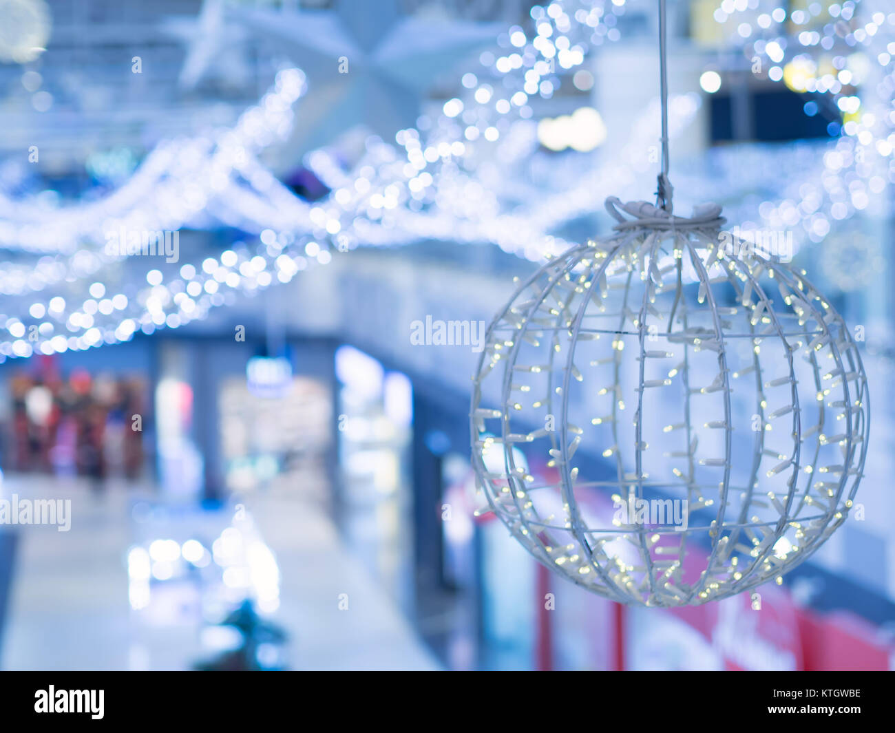 Una vista di un interno splendidamente decorate e illuminate per Natale e un nuovo anno. Foto Stock