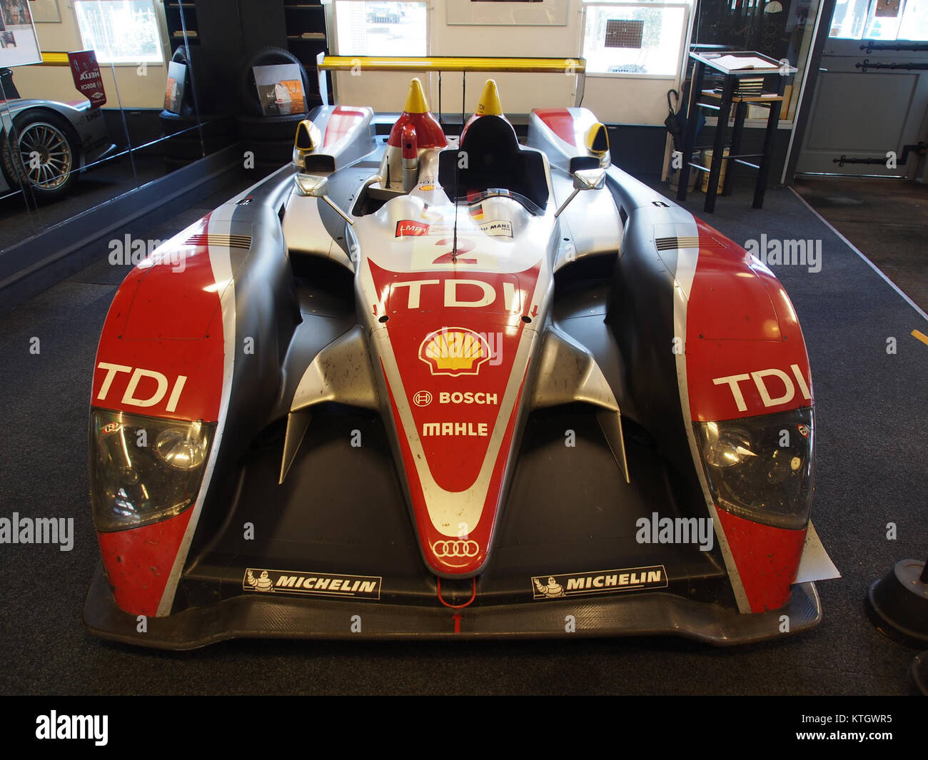 L'Audi TDI, una vettura con motore diesel a 12 cilindri, era un concorrente di spicco nella 24 ore di le Mans nel 2008. L'ingegneria e le prestazioni di Audi in gara hanno consolidato il suo posto di campione negli sport motoristici di resistenza. Foto Stock L'Audi TDI, una vettura con motore diesel a 12 cilindri, era un concorrente di spicco nella 24 ore di le Mans nel 2008. L'ingegneria e le prestazioni di Audi in gara hanno consolidato il suo posto di campione negli sport motoristici di resistenza. Foto Stock