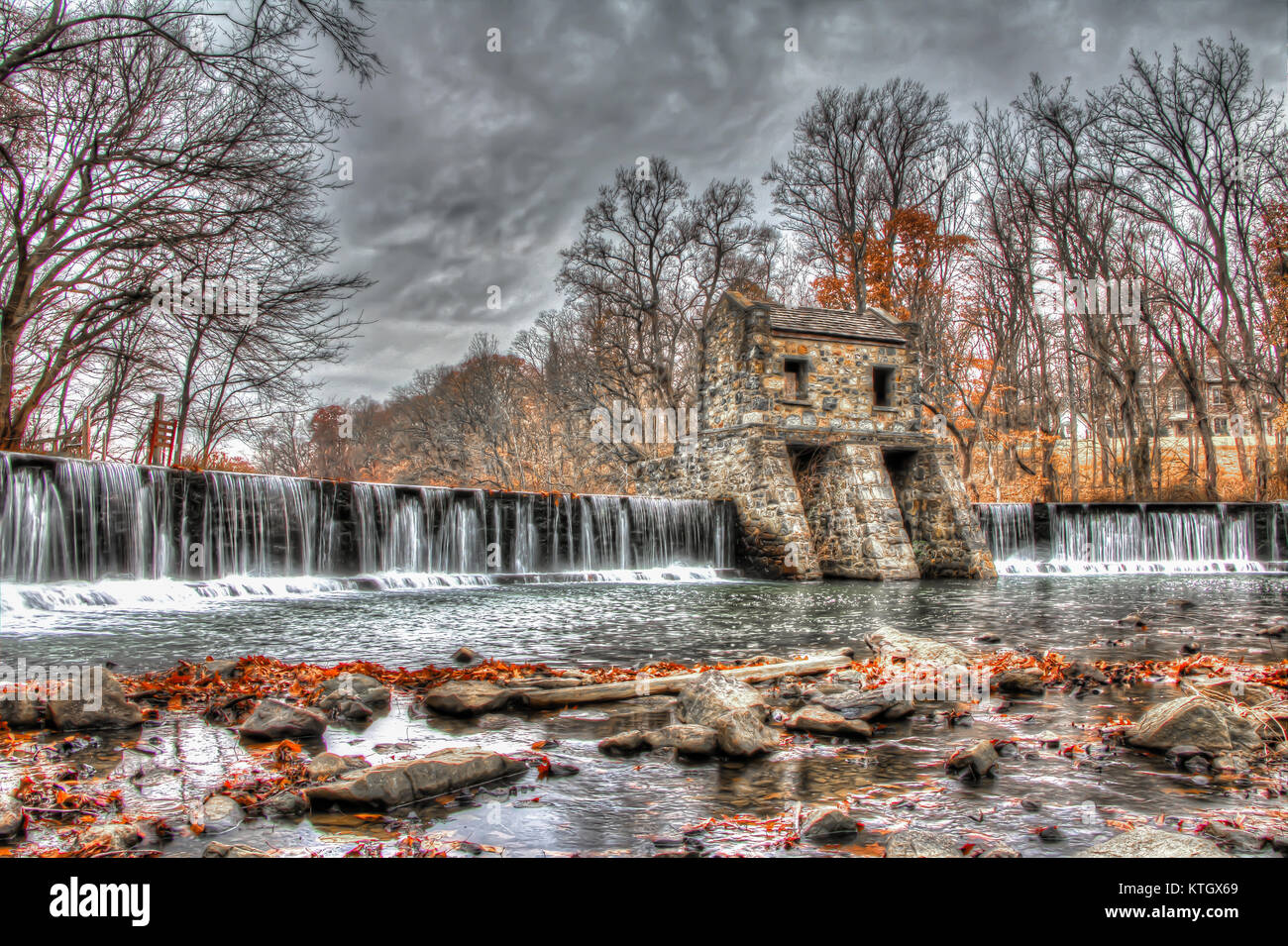 High Dynamic Range fotografia di stock di struttura in pietra situato proprio in cima a dam e cascata a Speedwell Lago in Morristown, New Jersey in Morris County Foto Stock