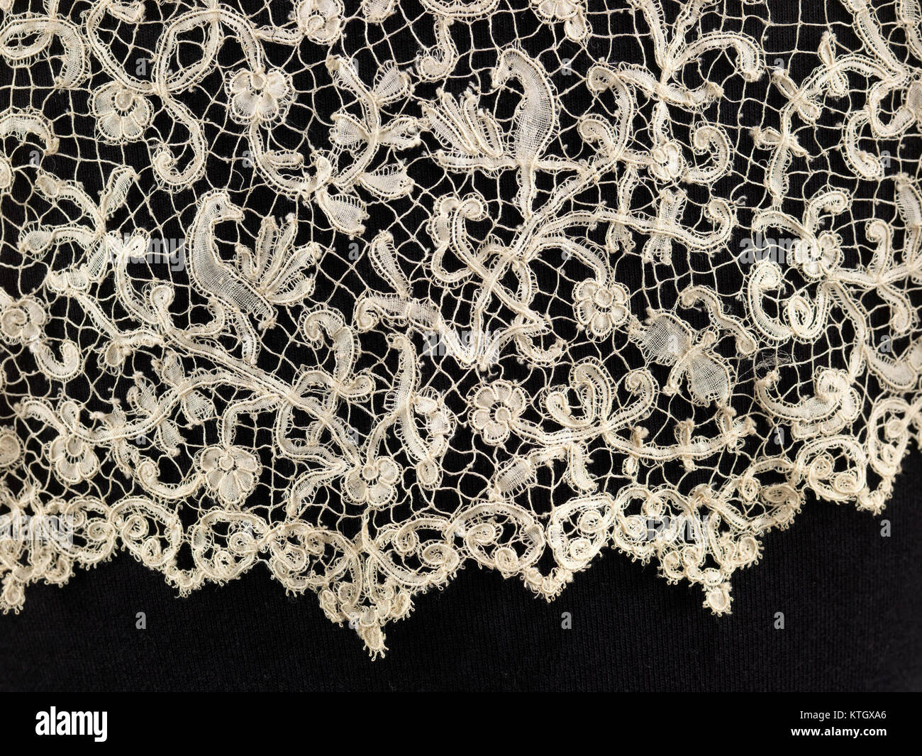 Dettaglio dell'opera d'arte "Bertha", numero di accesso MET 62.184.12, dalla collezione del Metropolitan Museum of Art, concentrandosi su elementi specifici. Foto Stock