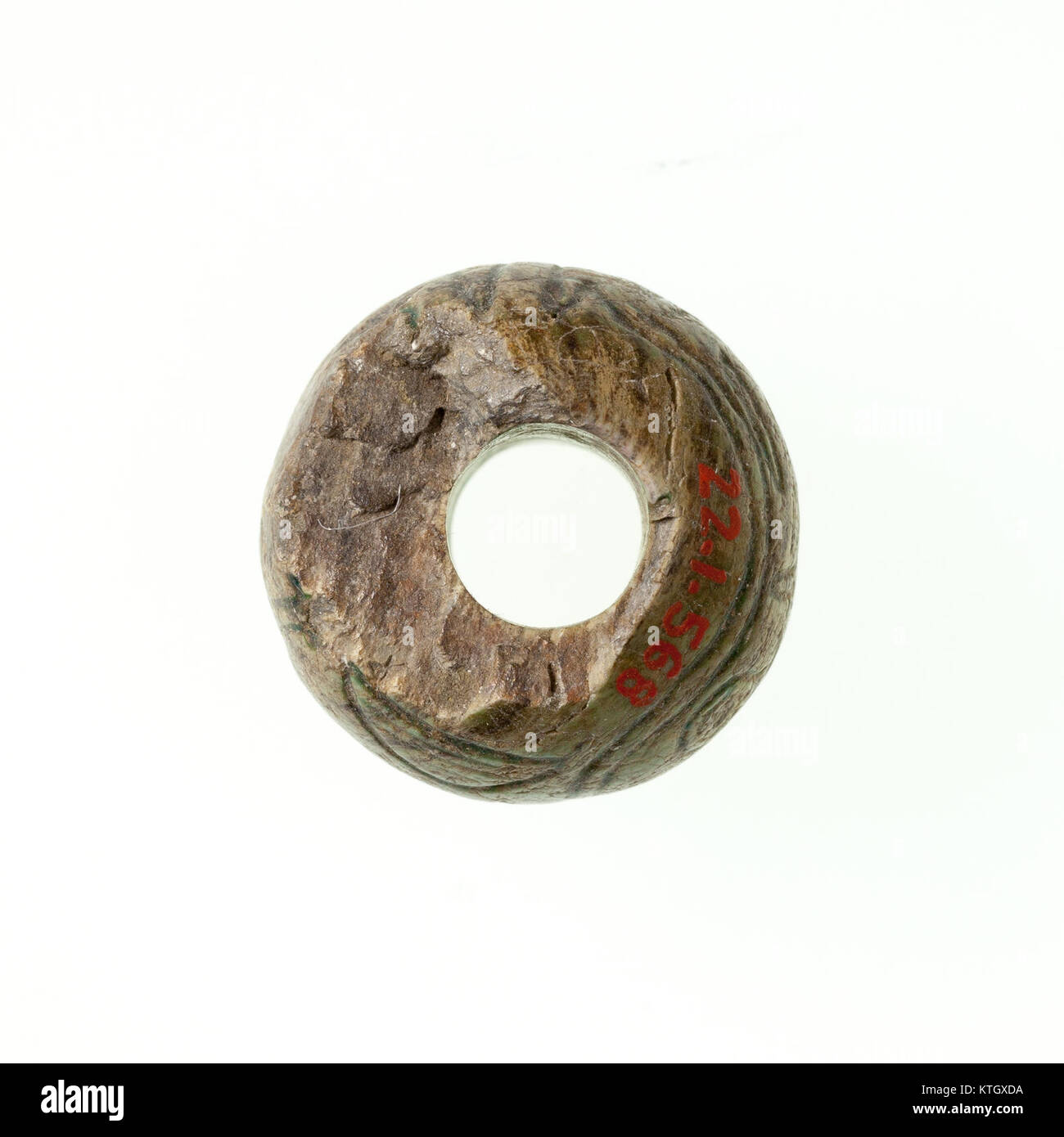 Una perla con il nome di Amenemhat III, un antico faraone egizio della XII dinastia. Questo manufatto riflette le pratiche artistiche e culturali dell'antico Egitto. Foto Stock