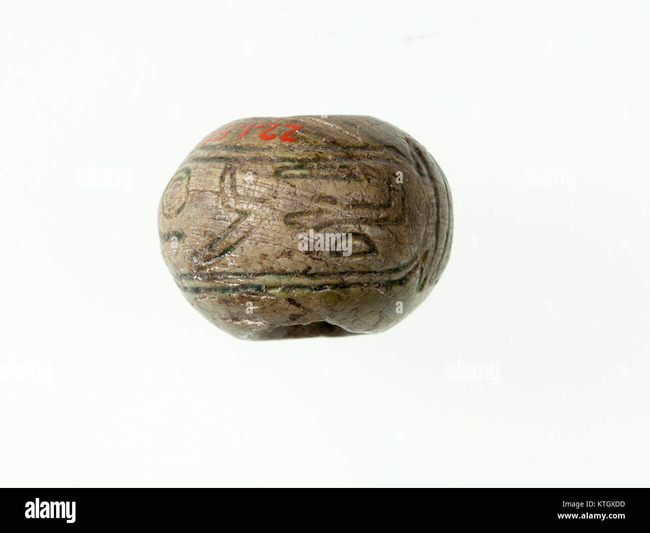 Questa antica perla, catalogata come MET 22.1,568, presenta il nome di Amenemhat III, un faraone egiziano della XII dinastia, ed è parte della collezione di manufatti egizi del MET. Foto Stock