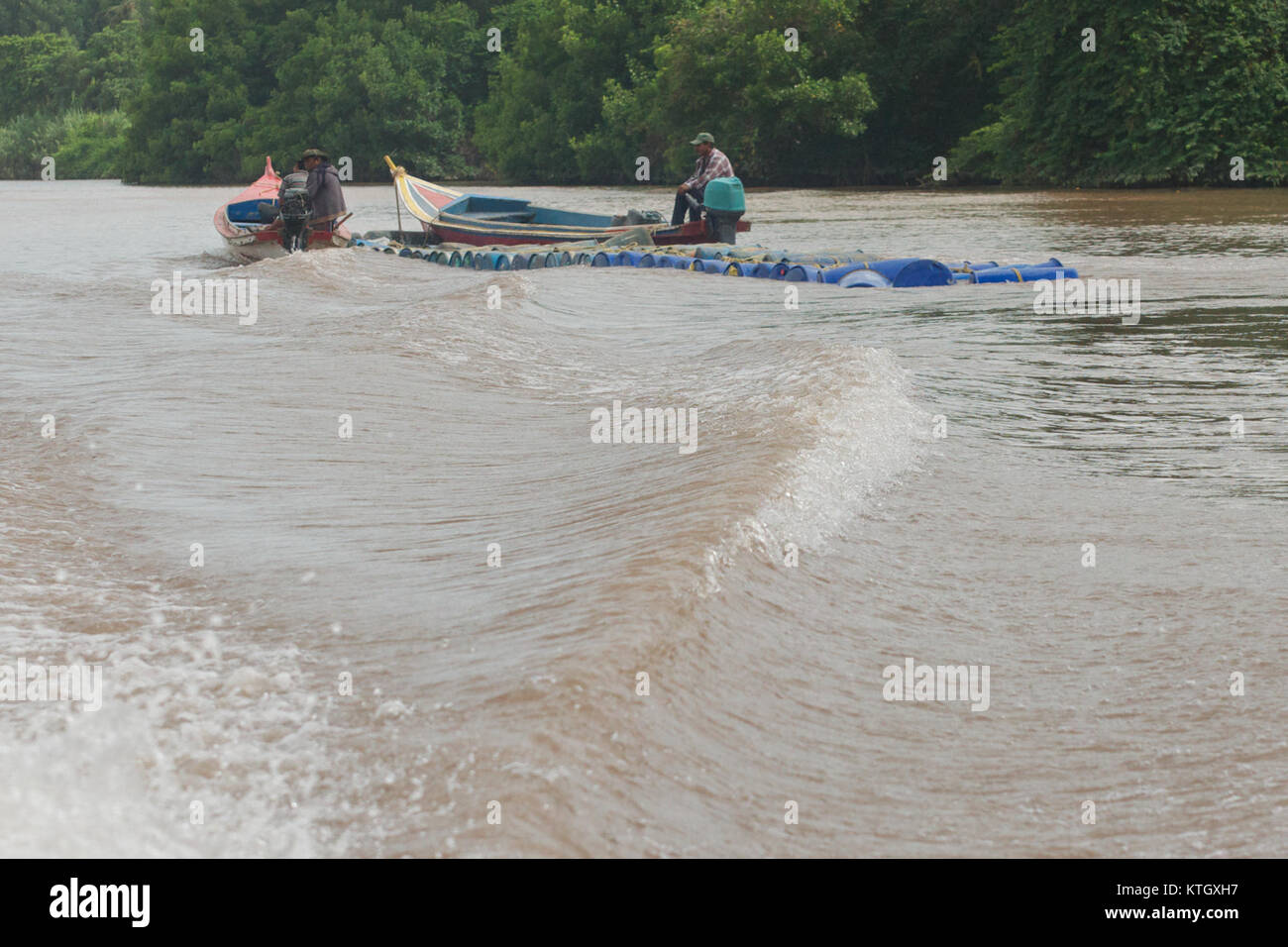 Bachaqueo de gasolina si riferisce alla pratica di rivendere illegalmente la benzina, spesso ad un prezzo più alto, comune in alcune regioni durante la carenza di carburante. Foto Stock