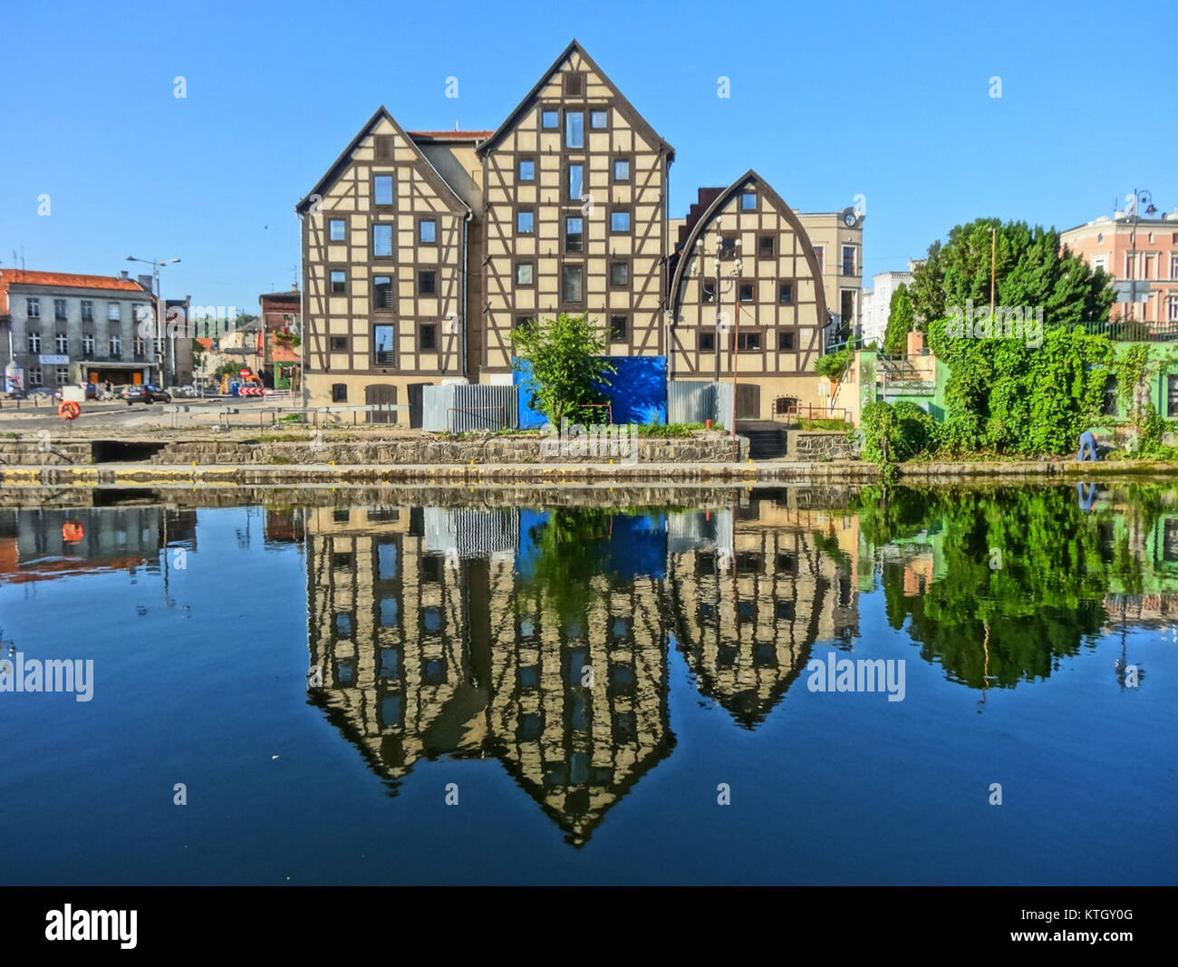 L'immagine cattura un edificio a Spichrze, scattato nel 2013. L'edificio e' un esempio di architettura moderna e riflette le tendenze del design dei primi anni del XXI secolo. Foto Stock