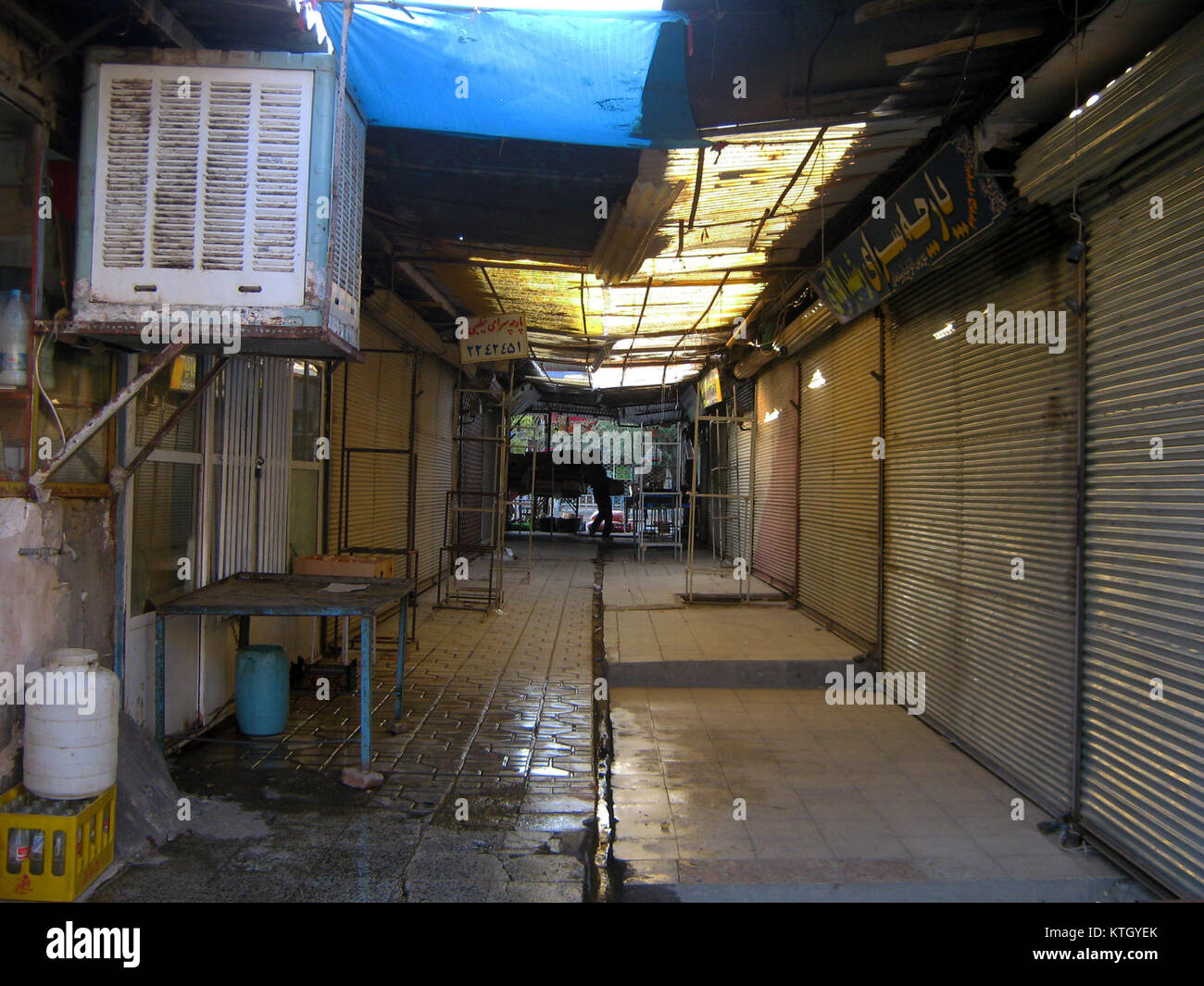 Fotografia delle porte chiuse del Bazaar Baghat a Nishapur, Iran, che mostra lo stile architettonico tradizionale del mercato storico. Foto Stock