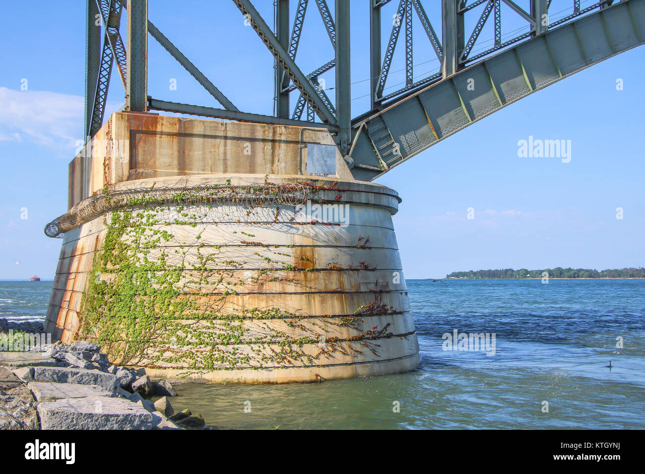 Coperto di edera montante di calcestruzzo sostenere la pace ponte sul fiume Niagara di Buffalo, New York a Fort Erie, Ontario presi da Bird Island Pier Foto Stock