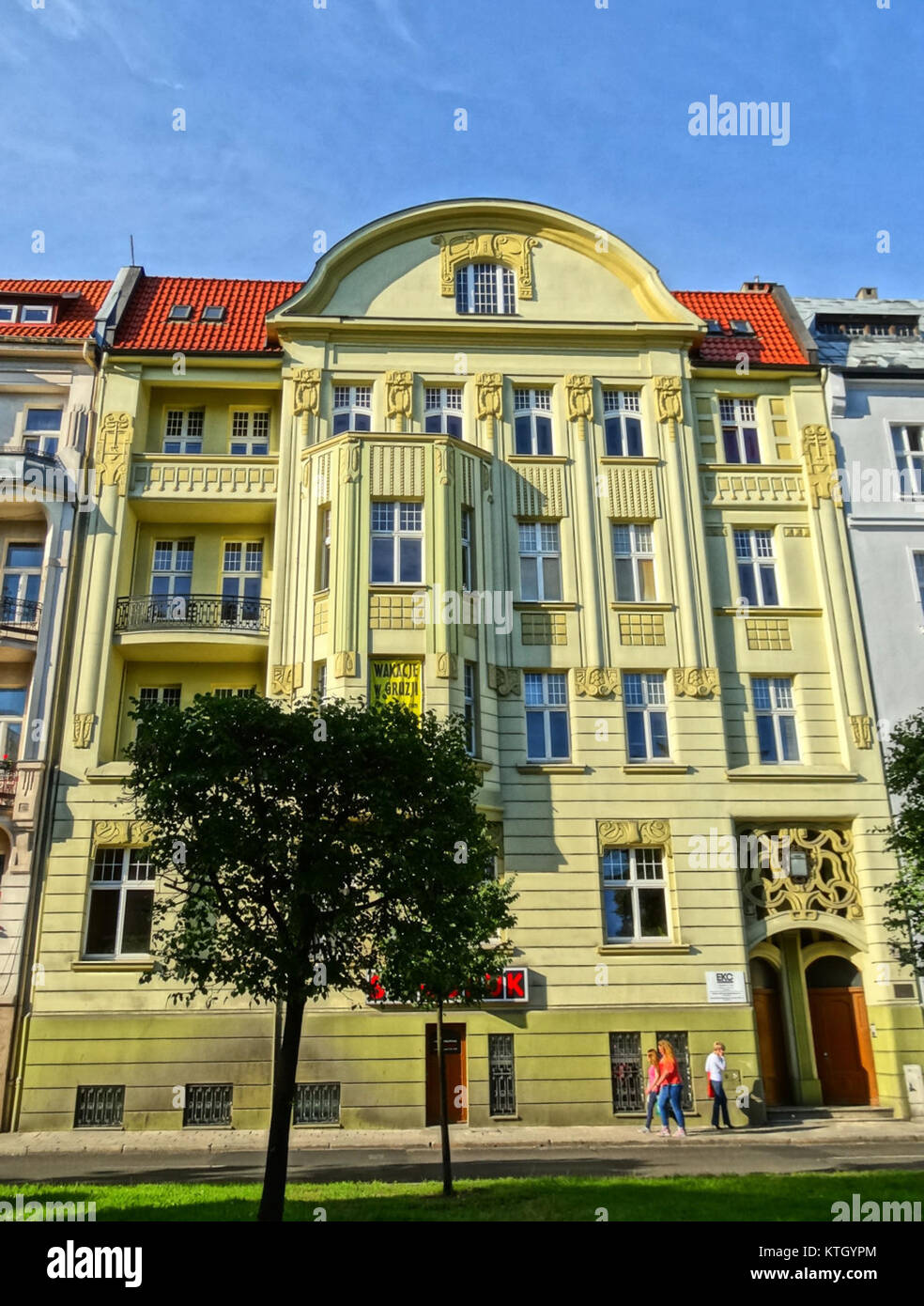 Il BDG Mickiewicza 9, situato in Polonia, è un edificio moderno con caratteristiche di design contemporaneo. Rappresenta lo sviluppo urbano e le tendenze architettoniche in Polonia all'inizio del XXI secolo. Foto Stock