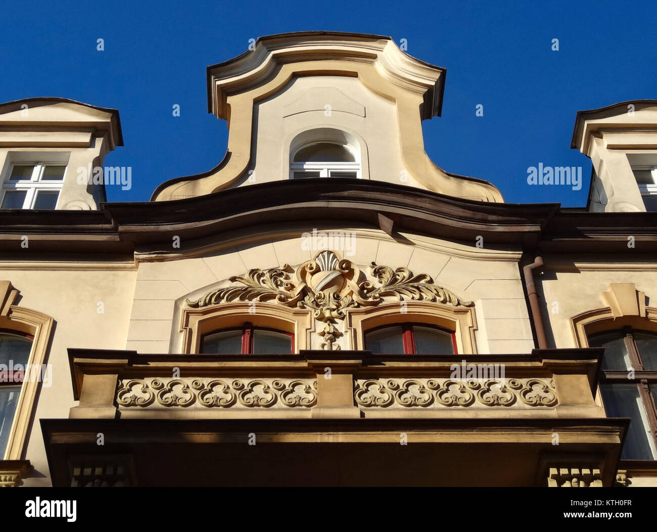 L'edificio in via Cieszkowskiego, datato 17 maggio 2007, riflette lo sviluppo urbano della zona, con dettagli architettonici caratteristici della costruzione dell'inizio del XXI secolo. Foto Stock