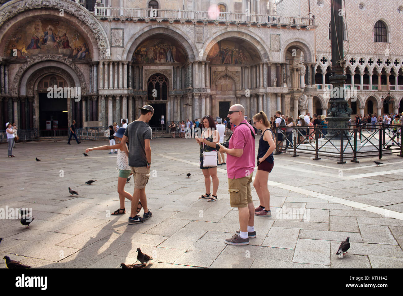 Gruppo di turisti davanti alla Basilica di San Marco (Basilica di San Marco a Venezia. Si tratta di una mitica cattedrale con un cavernoso interni dorati, myr Foto Stock