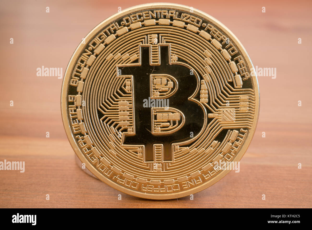 Moneta reale di golden bitcoin su sfondo di legno Foto Stock