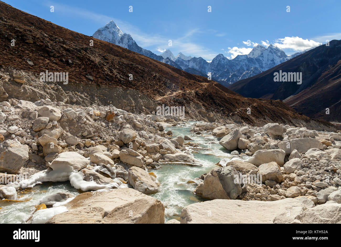 Il picco del monte Ama Dablam visto da Dingboche villaggio su Everest in autostrada in Nepal Foto Stock