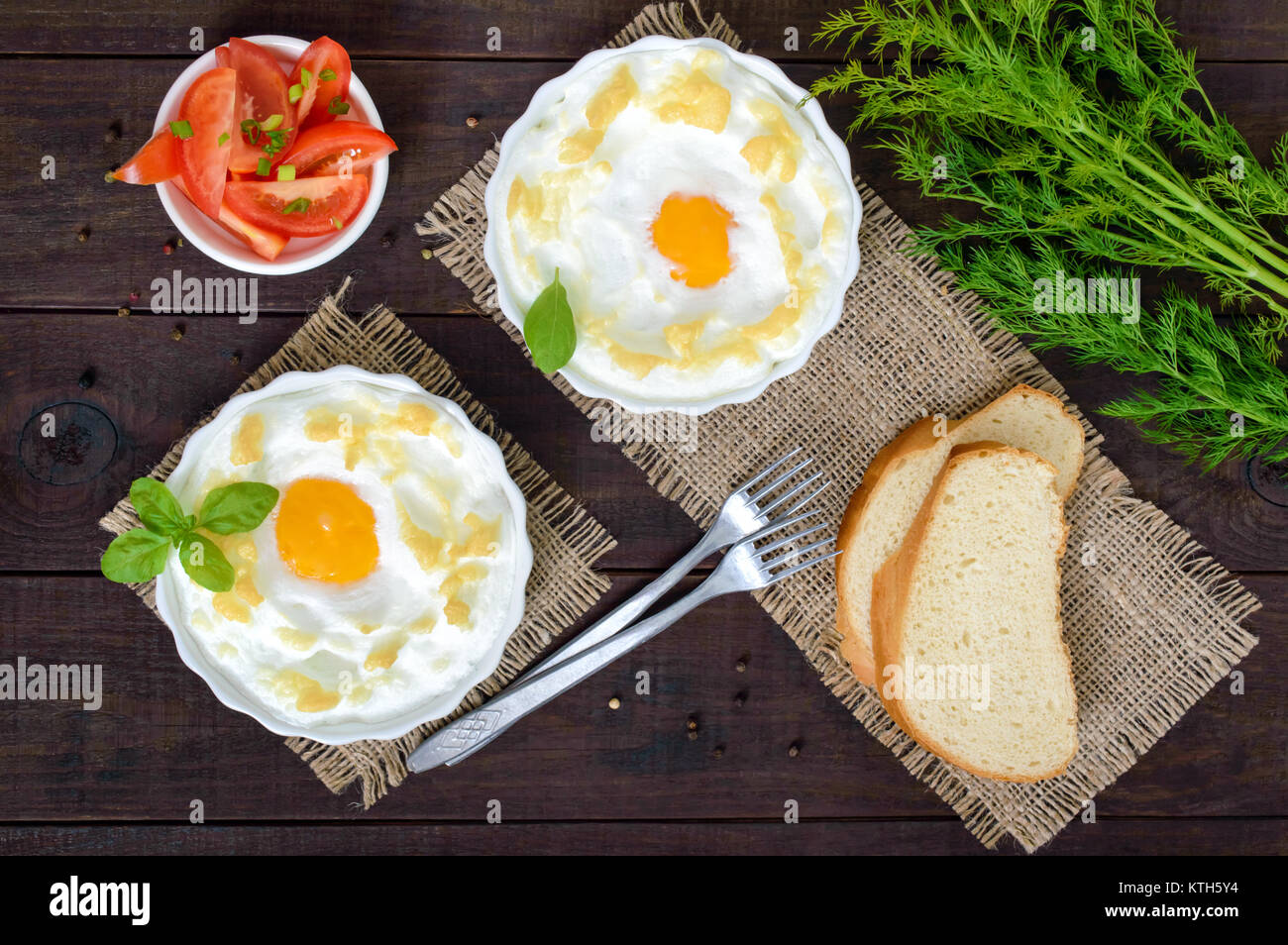Delicato uovo cotto Orsini (uova nel cloud). Prima colazione francese. Foto Stock
