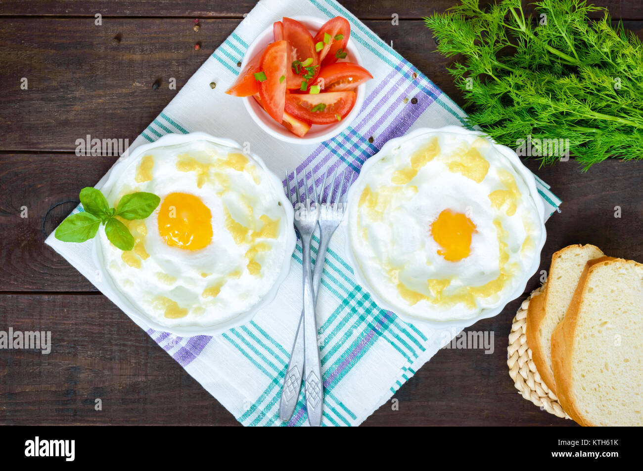 Delicato uovo cotto Orsini (uova nel cloud). Prima colazione francese. Vista superiore Foto Stock