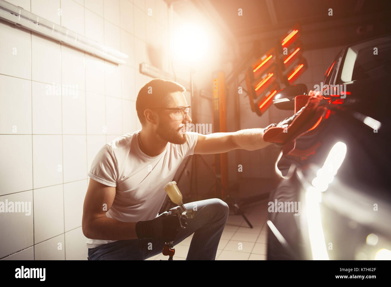 Uomo Macchina di pulizia con un panno in microfibra, auto che dettaglia o concetto valeting Foto Stock