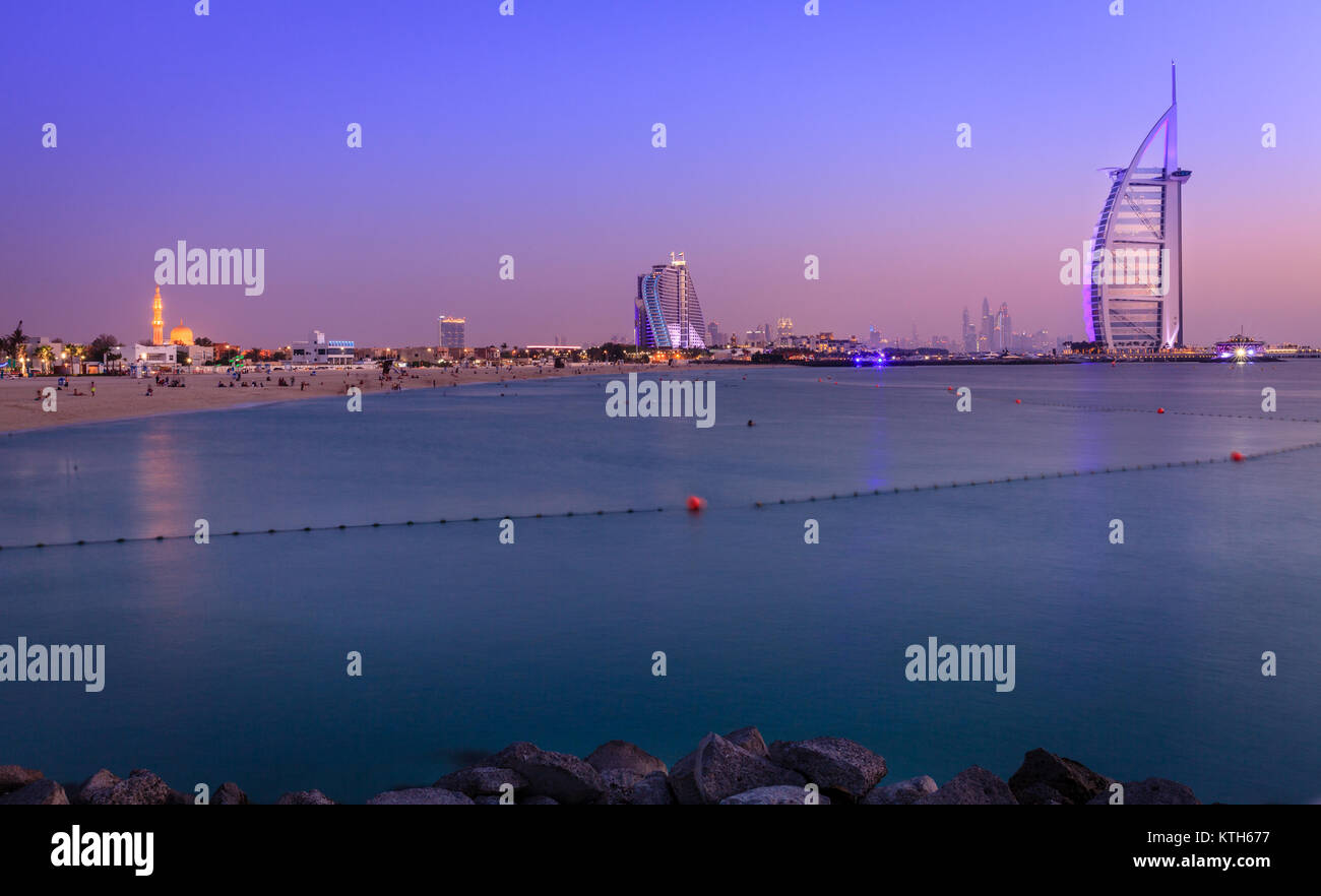 Dubai, UAE, 7 Giugno 2016: vista del mondo il famoso Burj Al Arab hotel e spiaggia di Jumeirah al crepuscolo Foto Stock