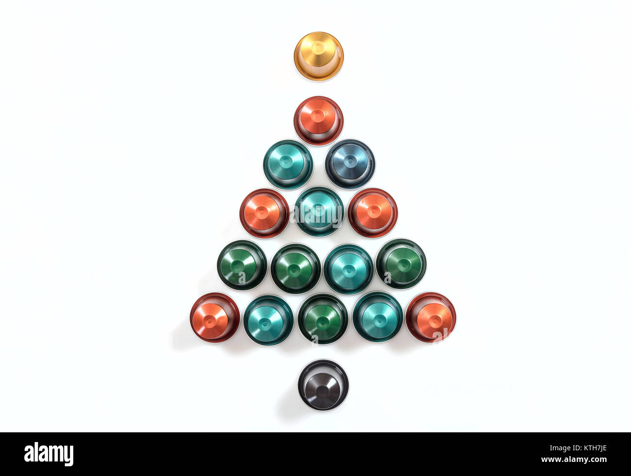 Raccolta di caffè espresso capsule formando un albero di natale, isolato su sfondo bianco, vista dall'alto Foto Stock