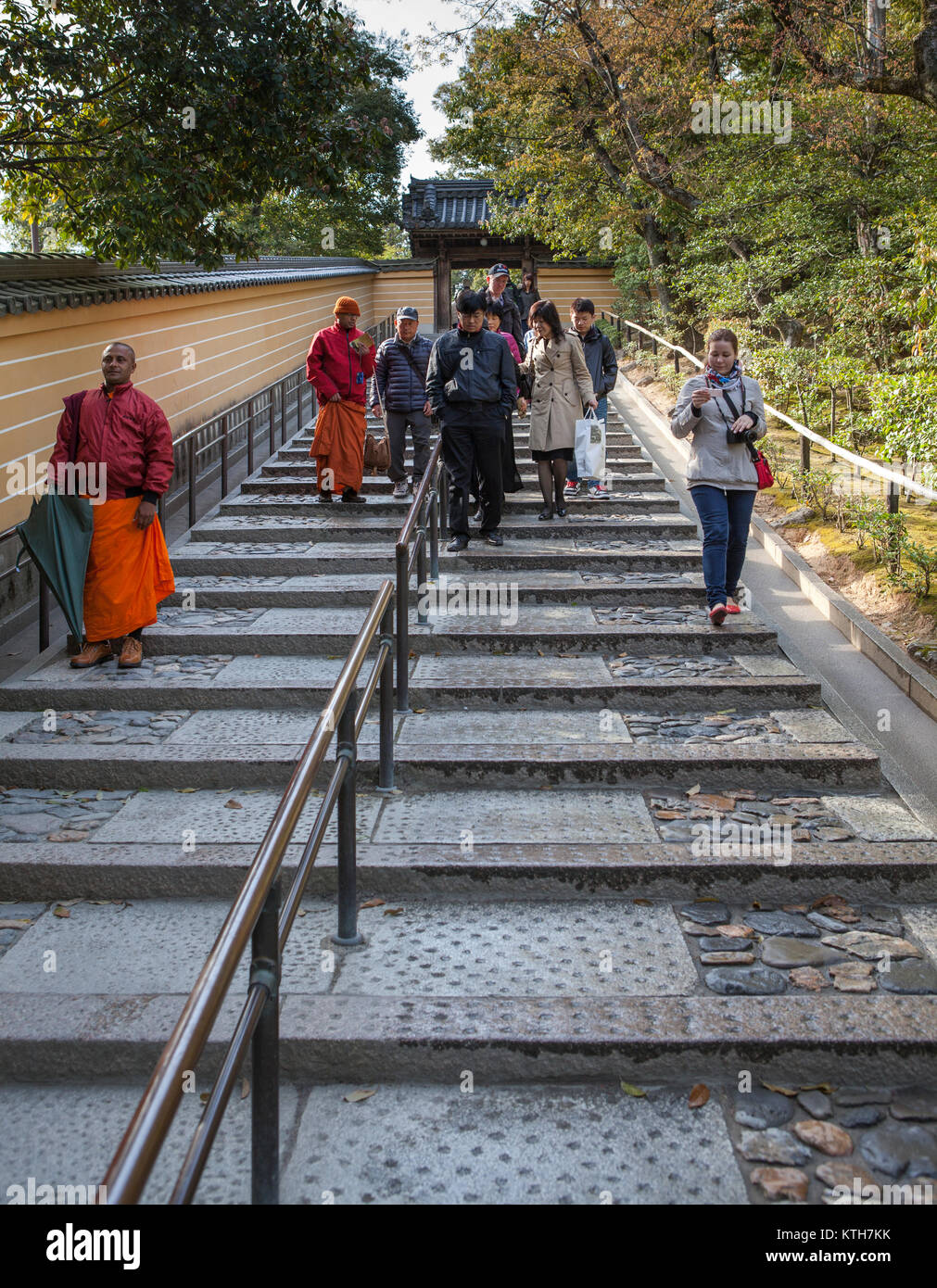 Giappone, Kyoto-CIRCA APR, 2013: Europei e Asiatici, pellegrini e visitatori di lasciare la zona di Kinkaku-ji il santuario. Le scale sul retro del territorio di Rokuon Foto Stock