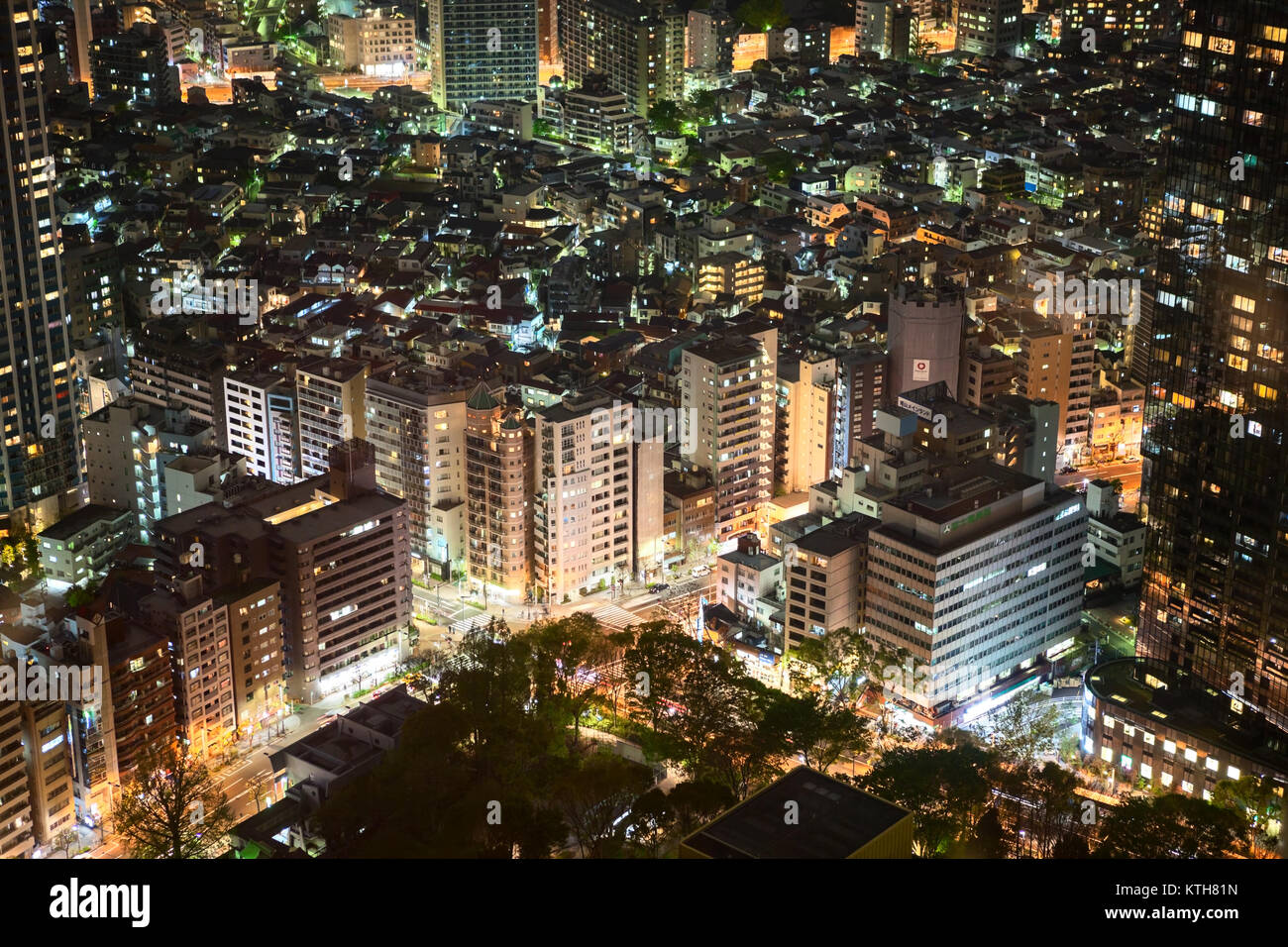 TOKYO, GIAPPONE-CIRCA APR 2013: notte attraversamento stradale di Honan Dori e 5 Chome è nel quartiere Nishishinjuku. Vista aerea a strade illuminate e buildi Foto Stock