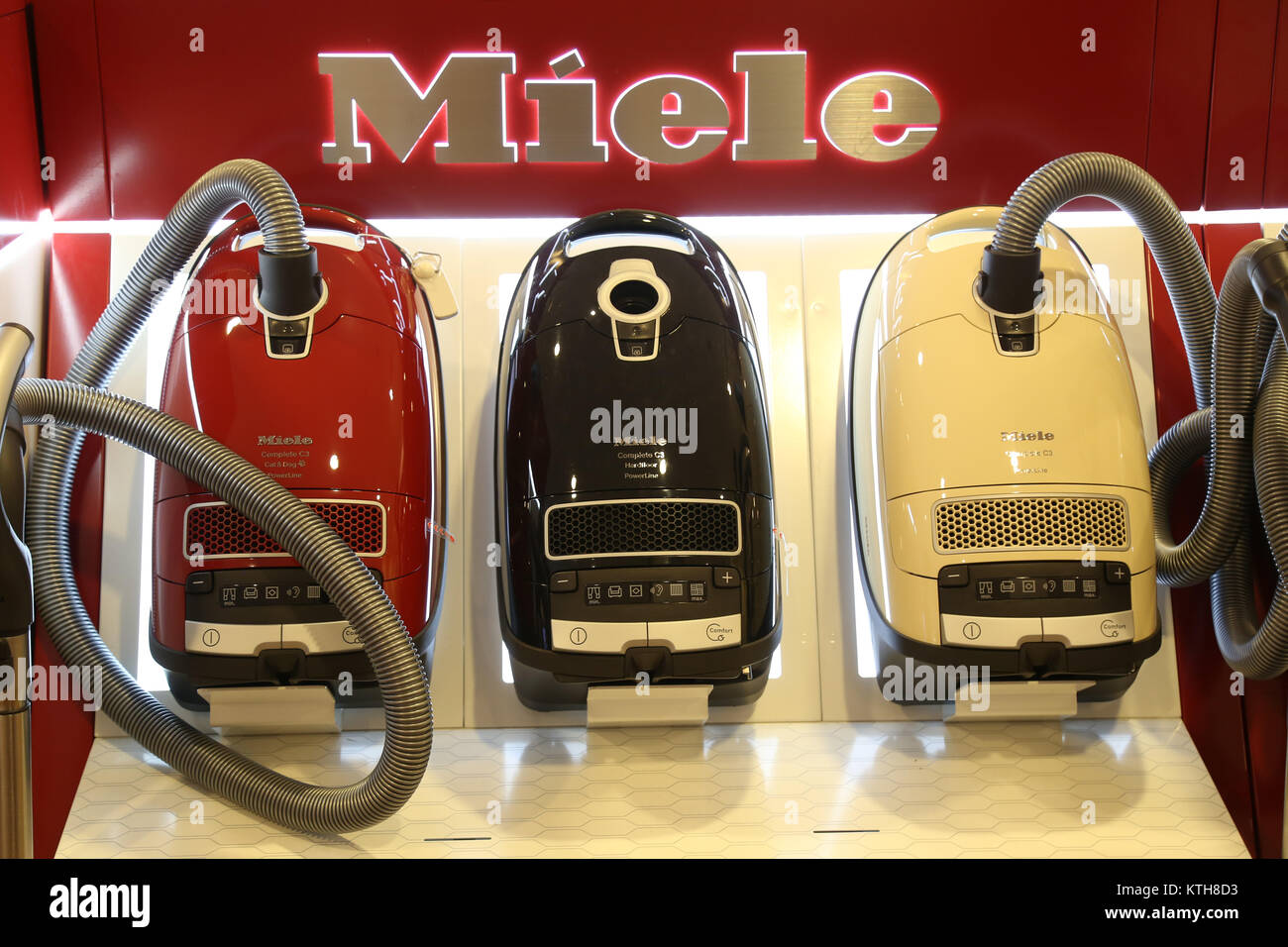 Miele di aspirapolvere in vendita su David Jones store a Sydney in  Australia Foto stock - Alamy