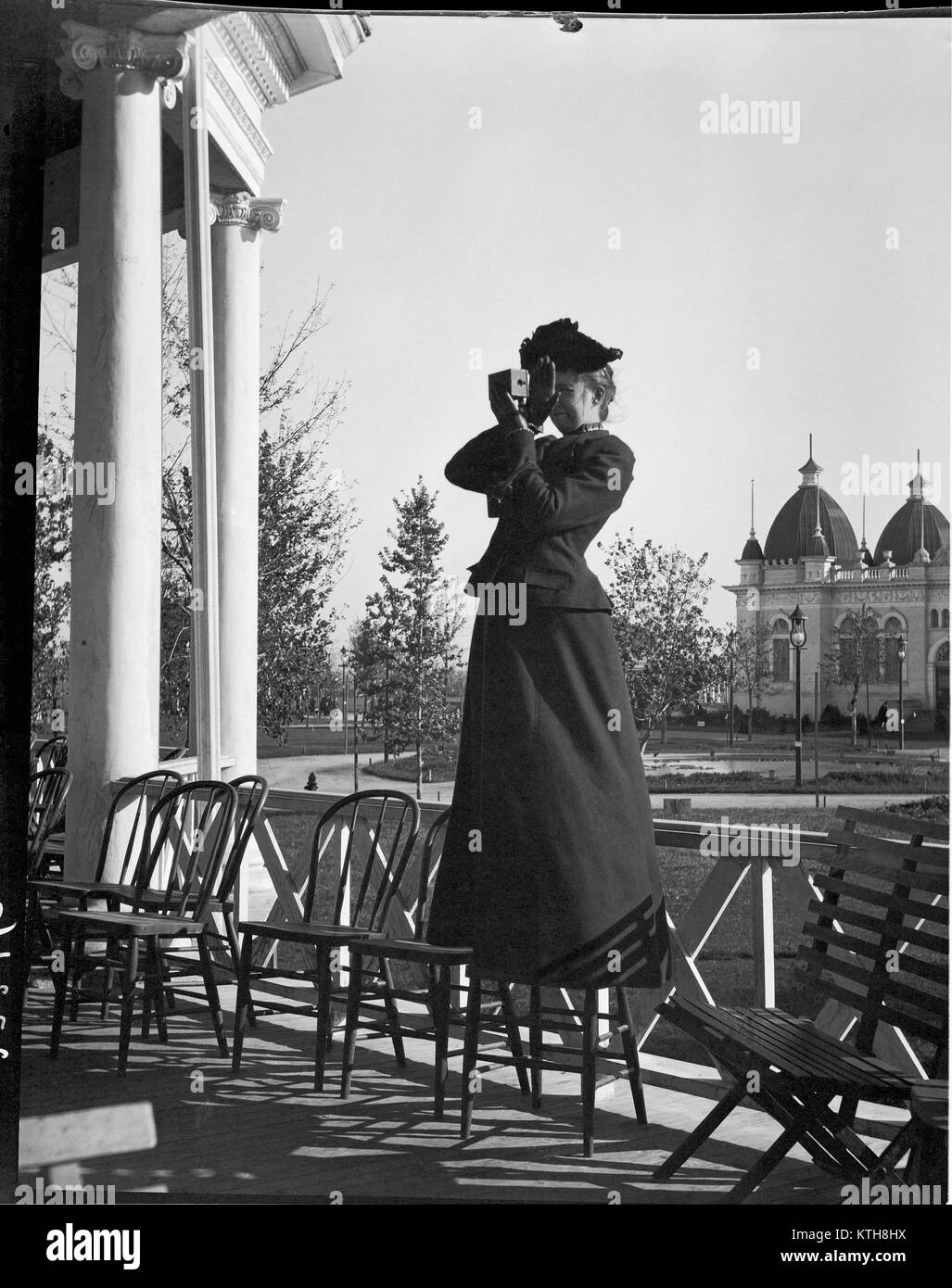 Donna fotografo presso il Trans-Mississippi ed esposizione internazionale. Questa fiera mondiale si è tenuto a Omaha, Nebraska dal 1 Giugno al 1 novembre del 1898. Immagine dalla fotocamera originale negativo nitrato. Foto Stock
