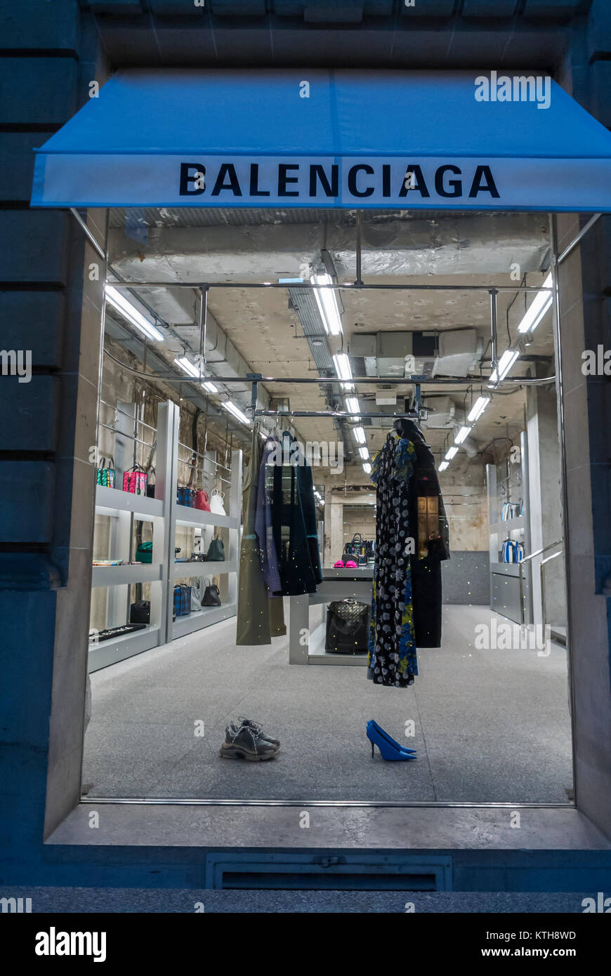 Parigi, Francia, Avenue Montaigne, Negozi di lusso, vetrine Balenciaga  Designer Shop, abbigliamento haute couture Foto stock - Alamy