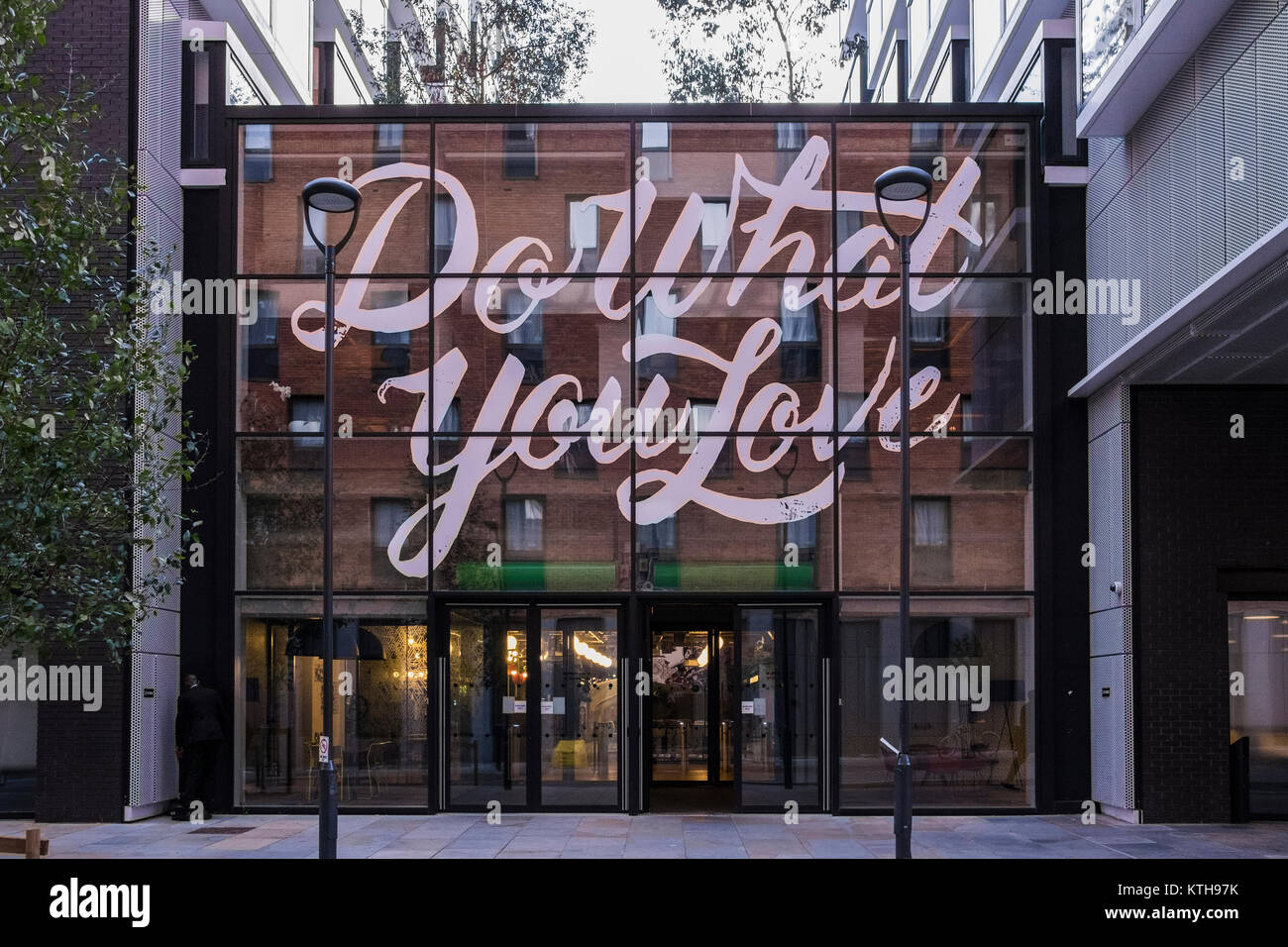 Scape gli studenti che vivono, Shoreditch, Borough di Hackney, Londra, Inghilterra, Regno Unito Foto Stock
