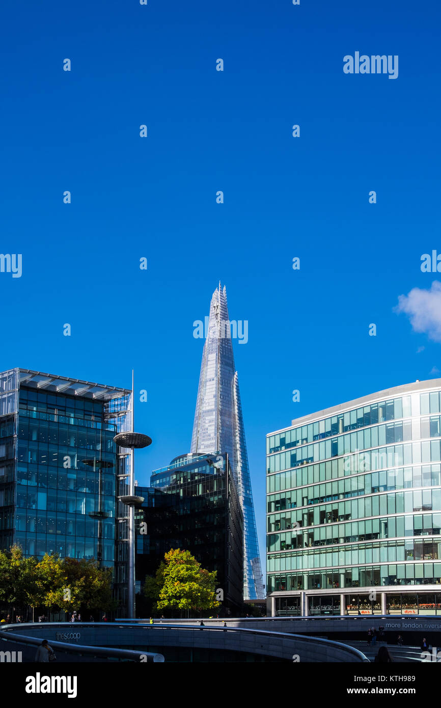 L'edificio di Shard dietro più Londra Riverside nel quartiere di Southwark, Londra, Inghilterra, Regno Unito Foto Stock L'edificio di Shard dietro più Londra Riverside nel quartiere di Southwark, Londra, Inghilterra, Regno Unito Foto Stock