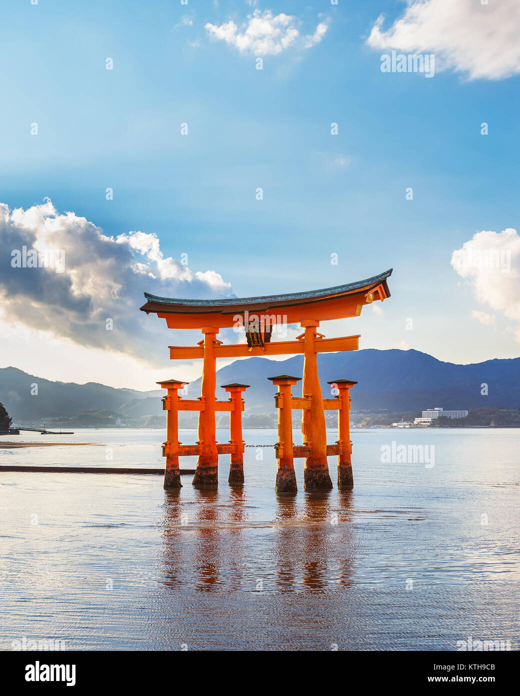 Grande floating gate (O-Torii) sull'isola di Miyajima nei pressi di Itsukushima sacrario scintoista MIYAJIMA, Giappone - 15 novembre: O-Torii di Miyajima, Giappone su Novembe Foto Stock