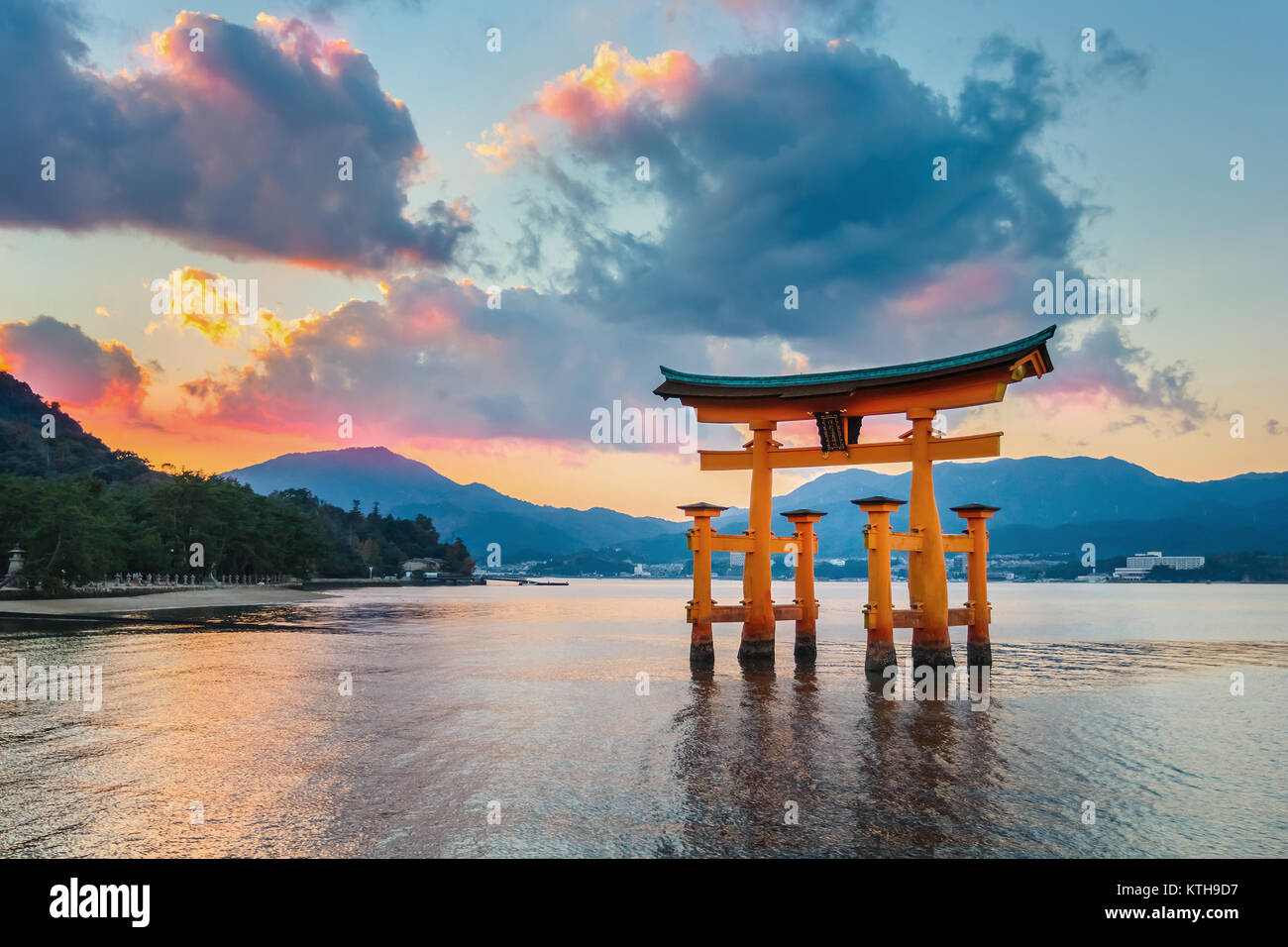 Grande floating gate (O-Torii) sull'isola di Miyajima nei pressi di Itsukushima sacrario scintoista MIYAJIMA, Giappone - 15 novembre: O-Torii di Miyajima, Giappone su Novembe Foto Stock