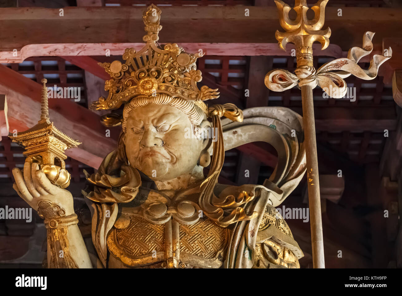 Bishamonten - uno dei giapponese di sette divinità della fortuna al Tempio Todaiji di Nara nara, Giappone - 16 novembre: Bishamonten a Nara, Giappone il 1 novembre Foto Stock