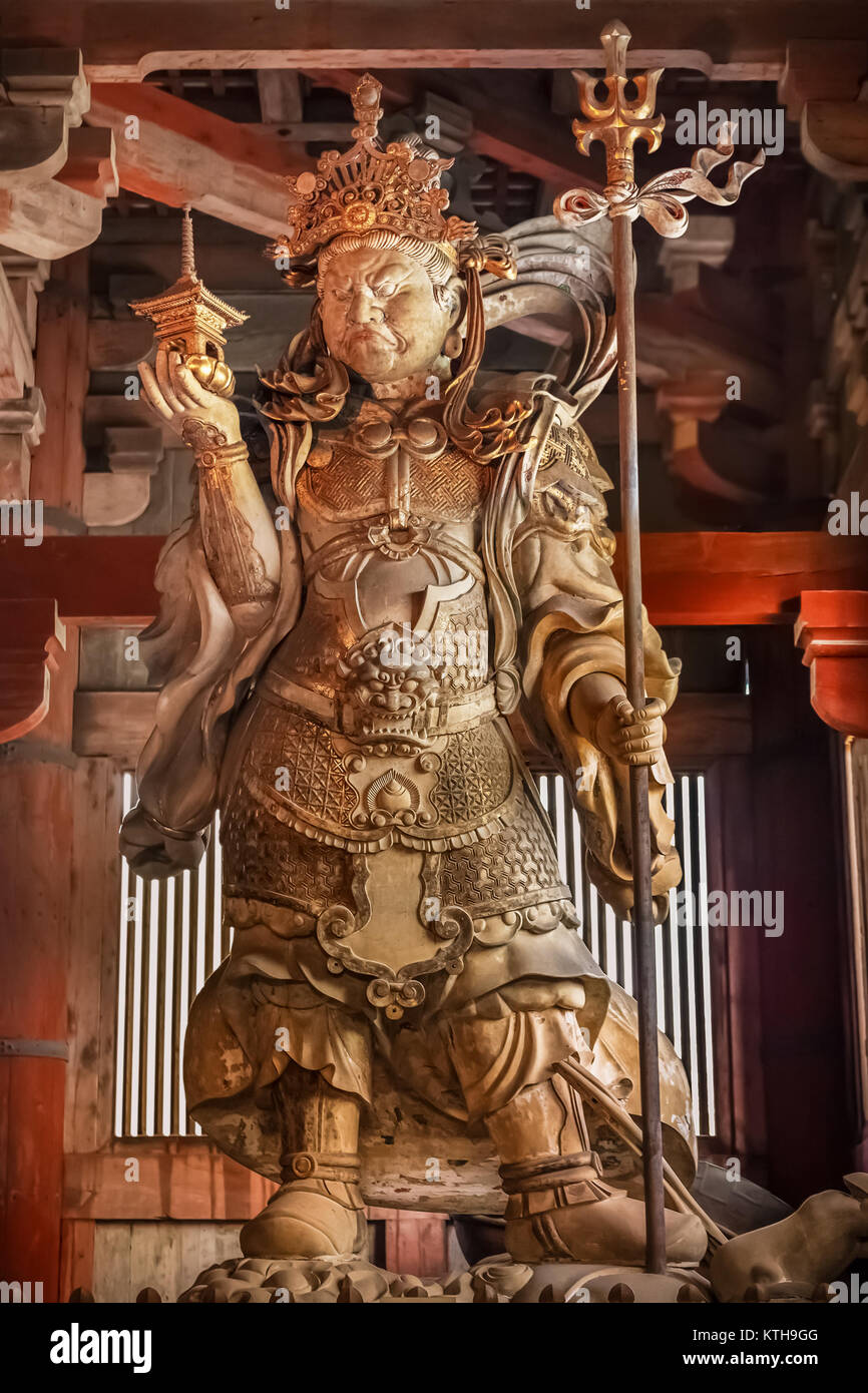 Bishamonten - uno dei giapponese di sette divinità della fortuna al Tempio Todaiji di Nara nara, Giappone - 16 novembre: Bishamonten a Nara, Giappone il 1 novembre Foto Stock