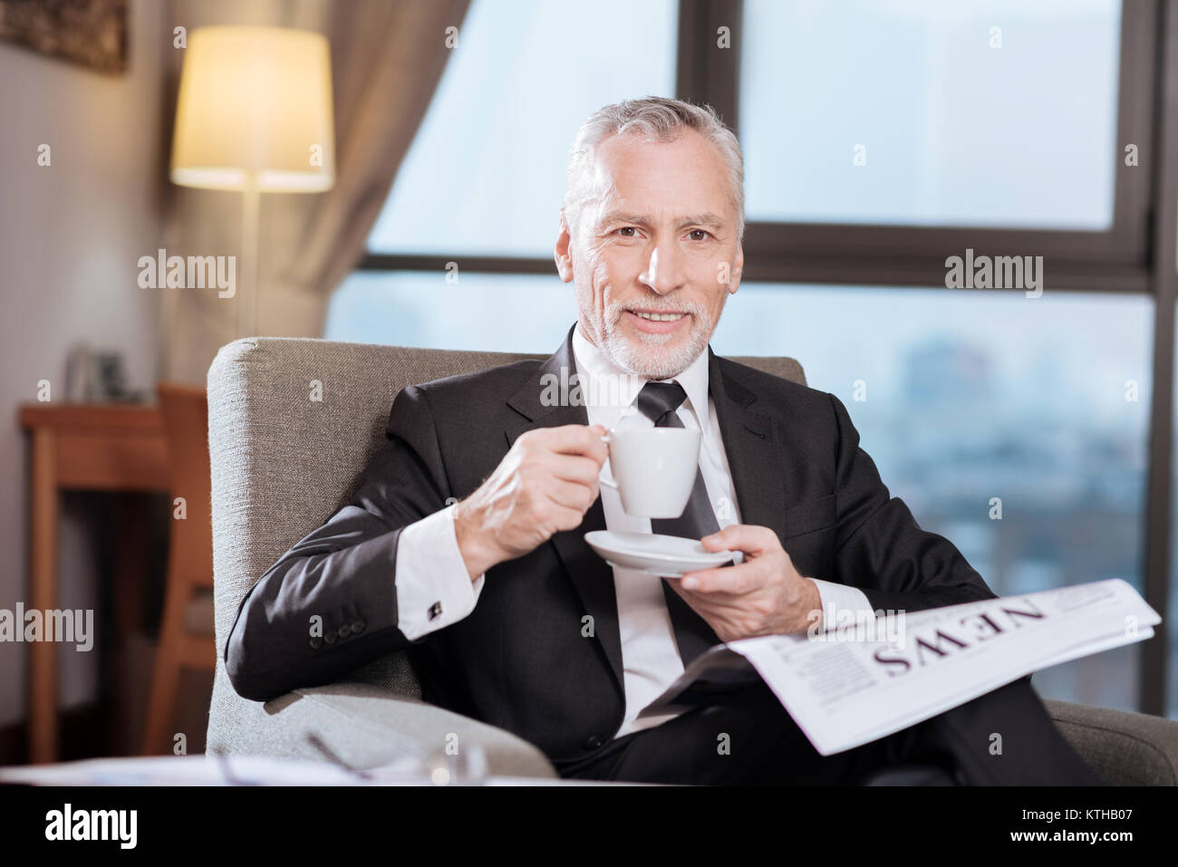 Senior uomo felice di bere il caffè Foto Stock