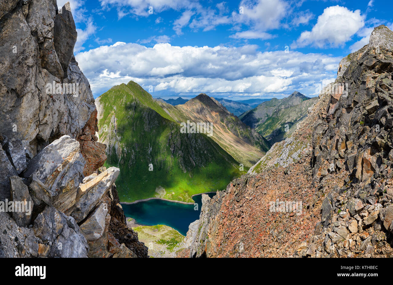 Escursionismo. Pass 'Mountain turisti' sulla cresta spartiacque Tunka. Vista attraverso uno stretto passaggio a valle con un lago. Siberia orientale Foto Stock