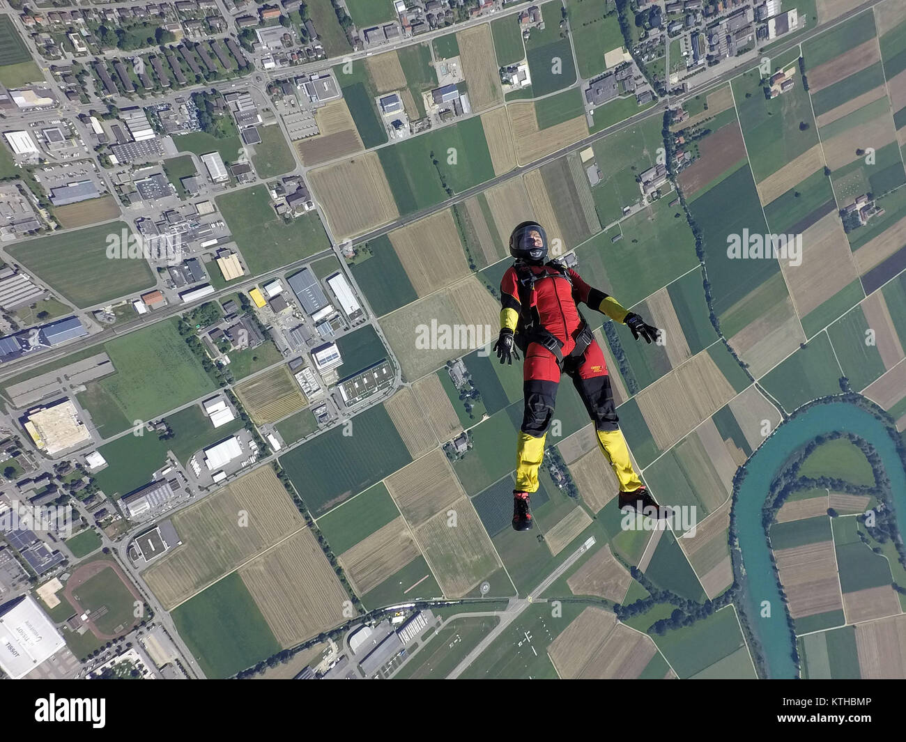 Guarda questa ragazza skydiving che tracking è sulla sua schiena su un bellissimo paesaggio con elevata velocità di oltre 125 km/h e un sorriso sul suo viso. Foto Stock