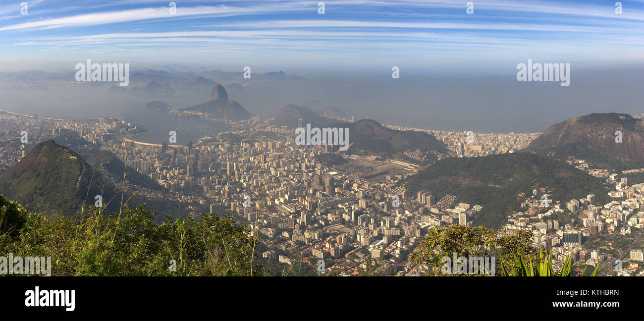Vista panoramica di Rio de Janeiro dal Corcovado. Foto Stock
