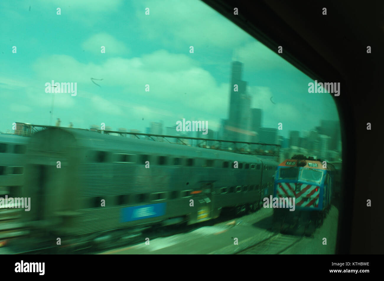 Venendo a Chicago stazione ferroviaria con vista sullo skyline di Chicago grattacieli compresa la Sears Tower. Treno Blu in primo piano. Foto Stock