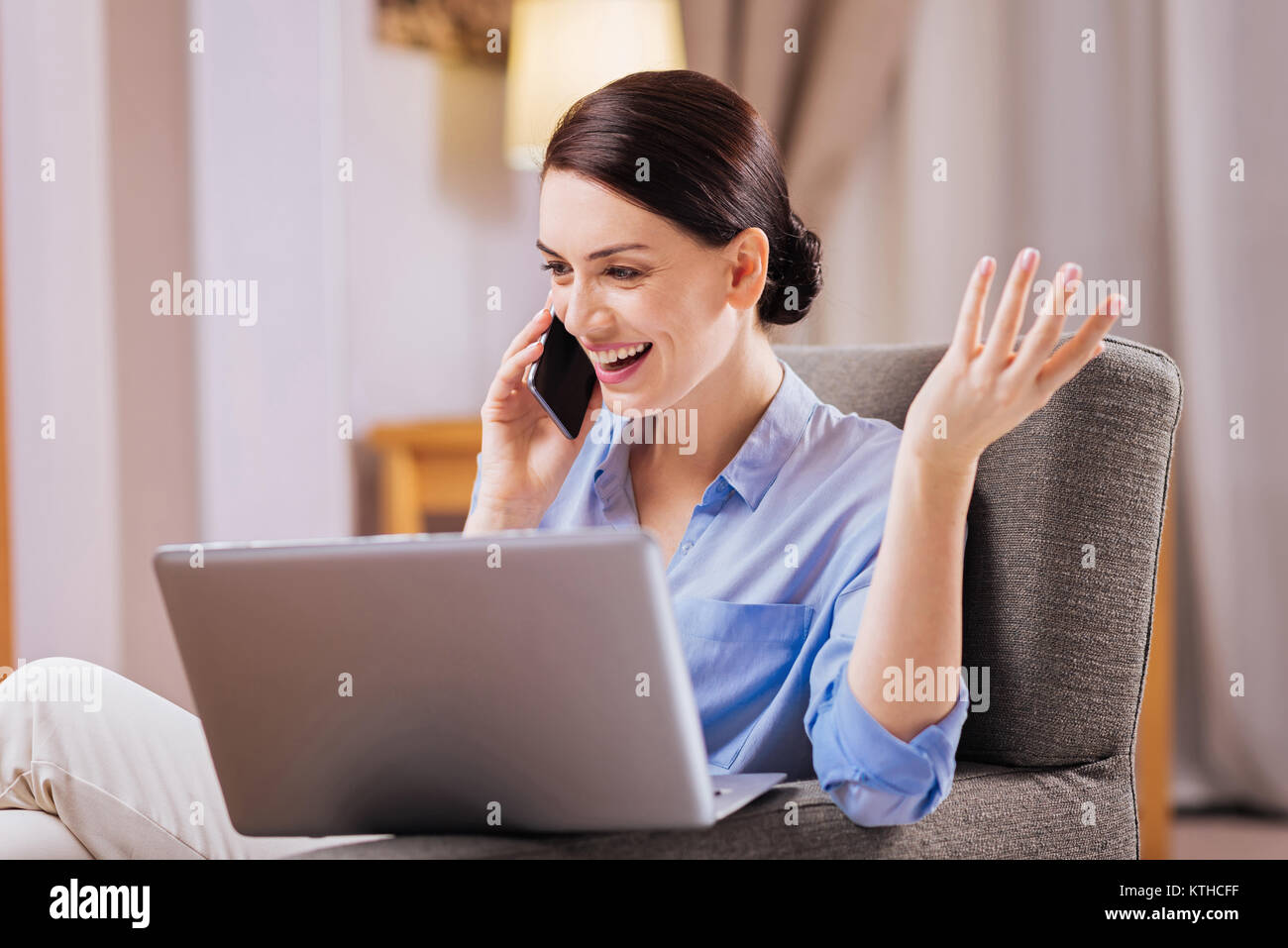 Carino donna meravigliosa gesti con le mani Foto Stock