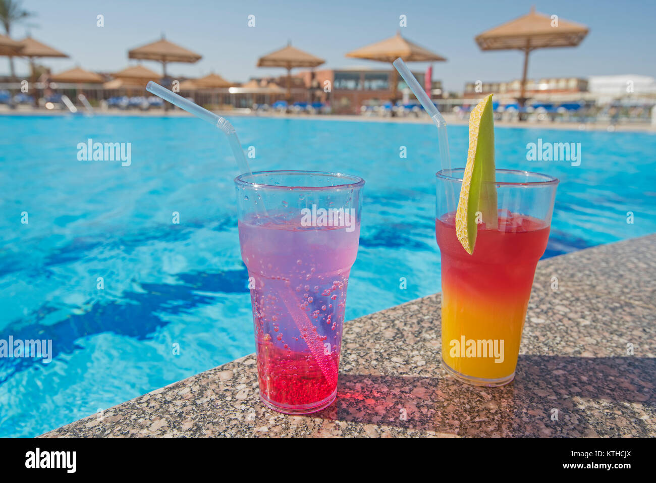 Due cocktail bevande da un tropical hotel resort piscina in estate Foto Stock