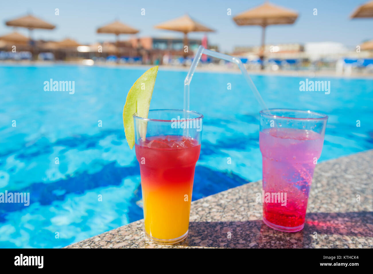 Due cocktail bevande da un tropical hotel resort piscina in estate Foto Stock