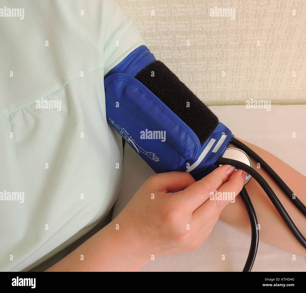 Dispositivo per la misurazione della pressione sanguigna sulla mano femminile. Foto Stock