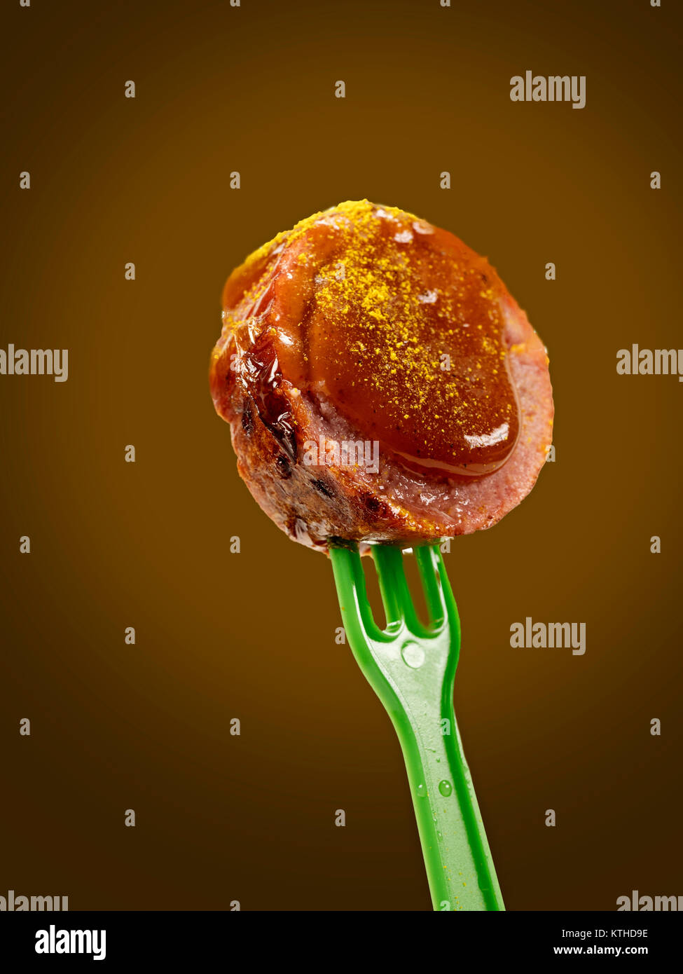 Isolato; forcella; ketchup; carni; salsicce; cibo; salsa curry;;; currywurst bude; mangiare; taglio; rapido; unto; Tedesco; il bratwurst; spice; shop; specialità; unhea Foto Stock